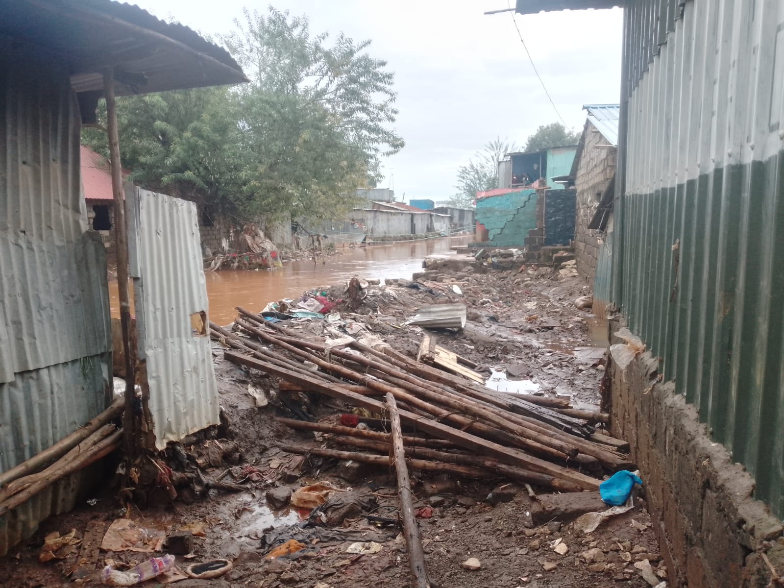Nairobiko txabola auzoak ia erabat suntsituta utzi dituzte uholdeek. CLARICE HALANGA