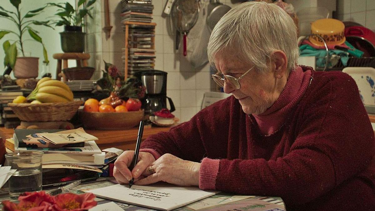 Luz Fandiño idazlea, 'A poeta analfabeta' dokumentaleko irudi batean. BERRIA