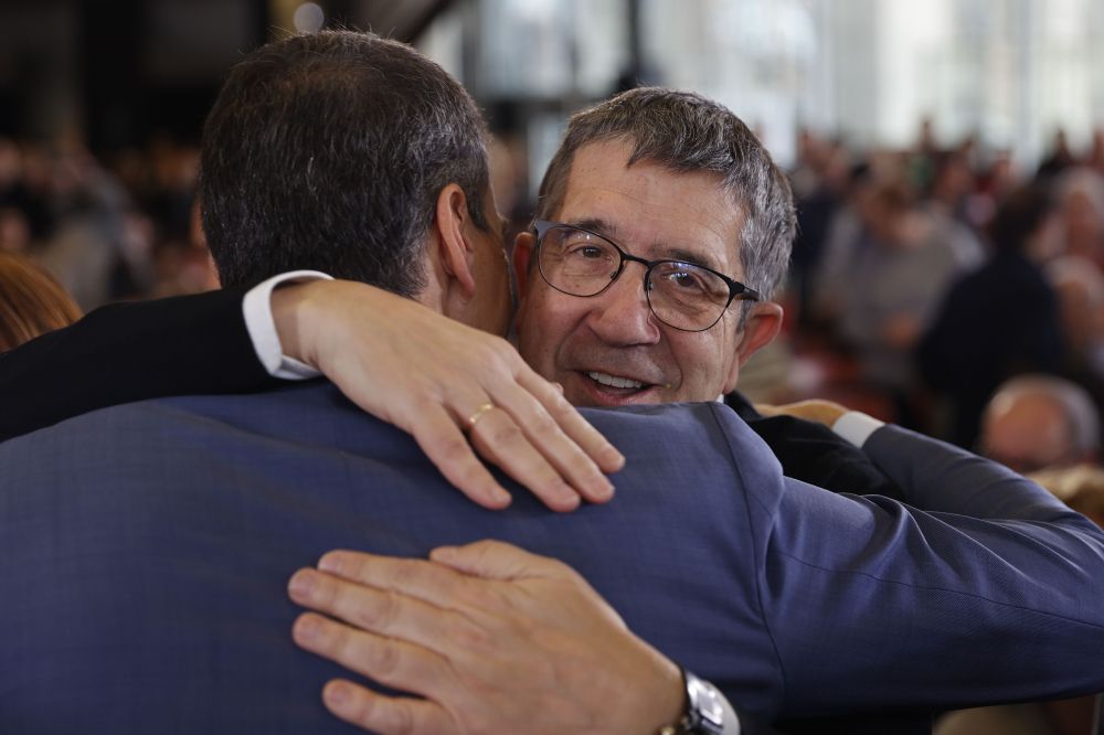 Patxi Lopez Pedro Sanchez besarkatzen, artxiboko irudi batean. LUIS TEJIDO / EFE