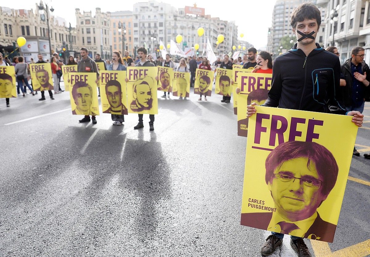 Apirilaren 25ero Almansako gudua oroitzen dute Valentzian, foruak galtzea eragin zuena. Aurten, Kataluniako presoak ere gogoan izan zituzten. KAI FOERSTERLING / EFE. Apirilaren 25ero Almansako gudua oroitzen dute Valentzian, foruak galtzea eragin zuena. Aurten, Kataluniako presoak ere gogoan izan zituzten. KAI FOERSTERLING / EFE.