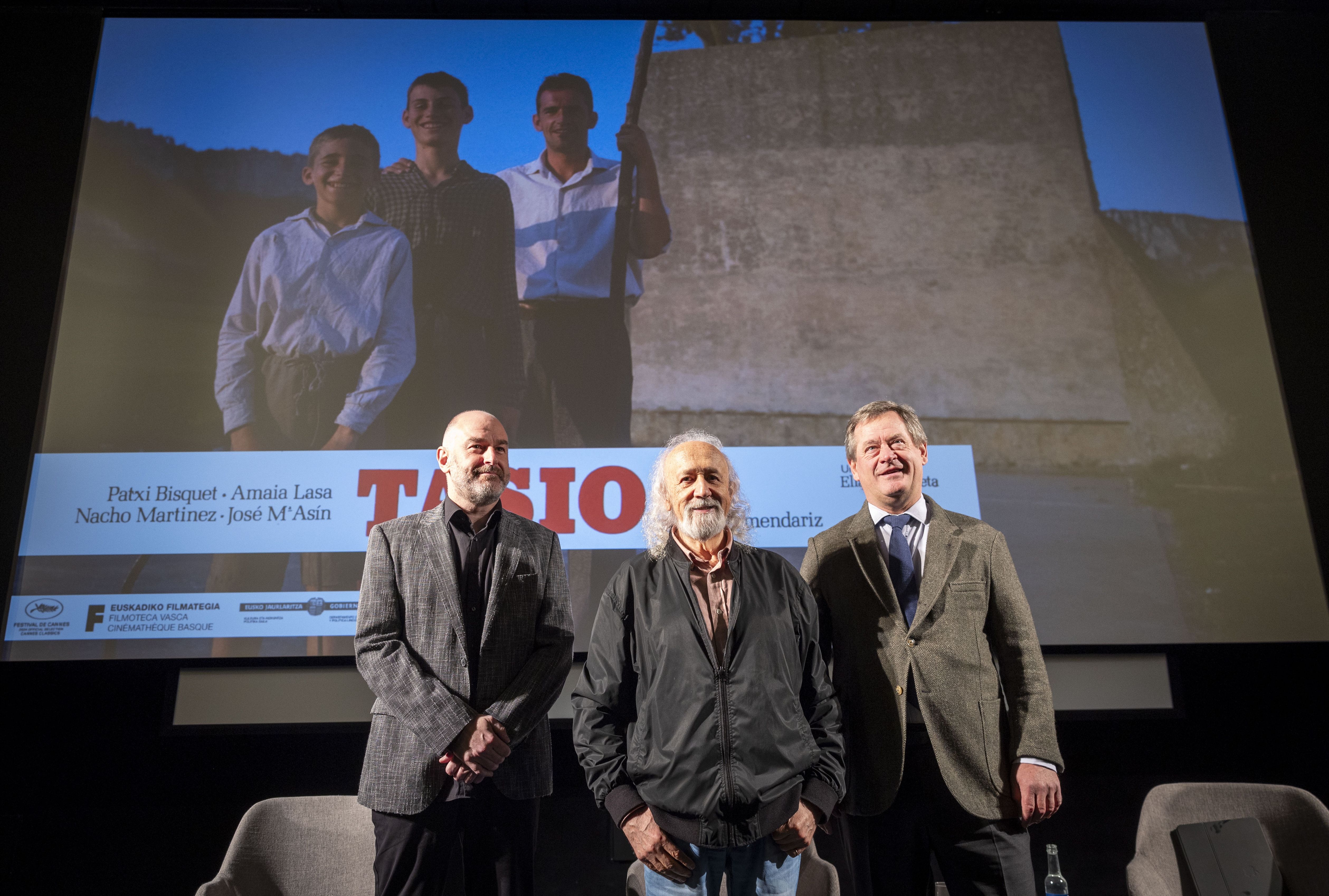 Joxean Fernandez, Montxo Armendariz eta Bingen Zupiria, gaur, Donostiako Tabakaleran. JAVIER ETXEZARRETA / EFE