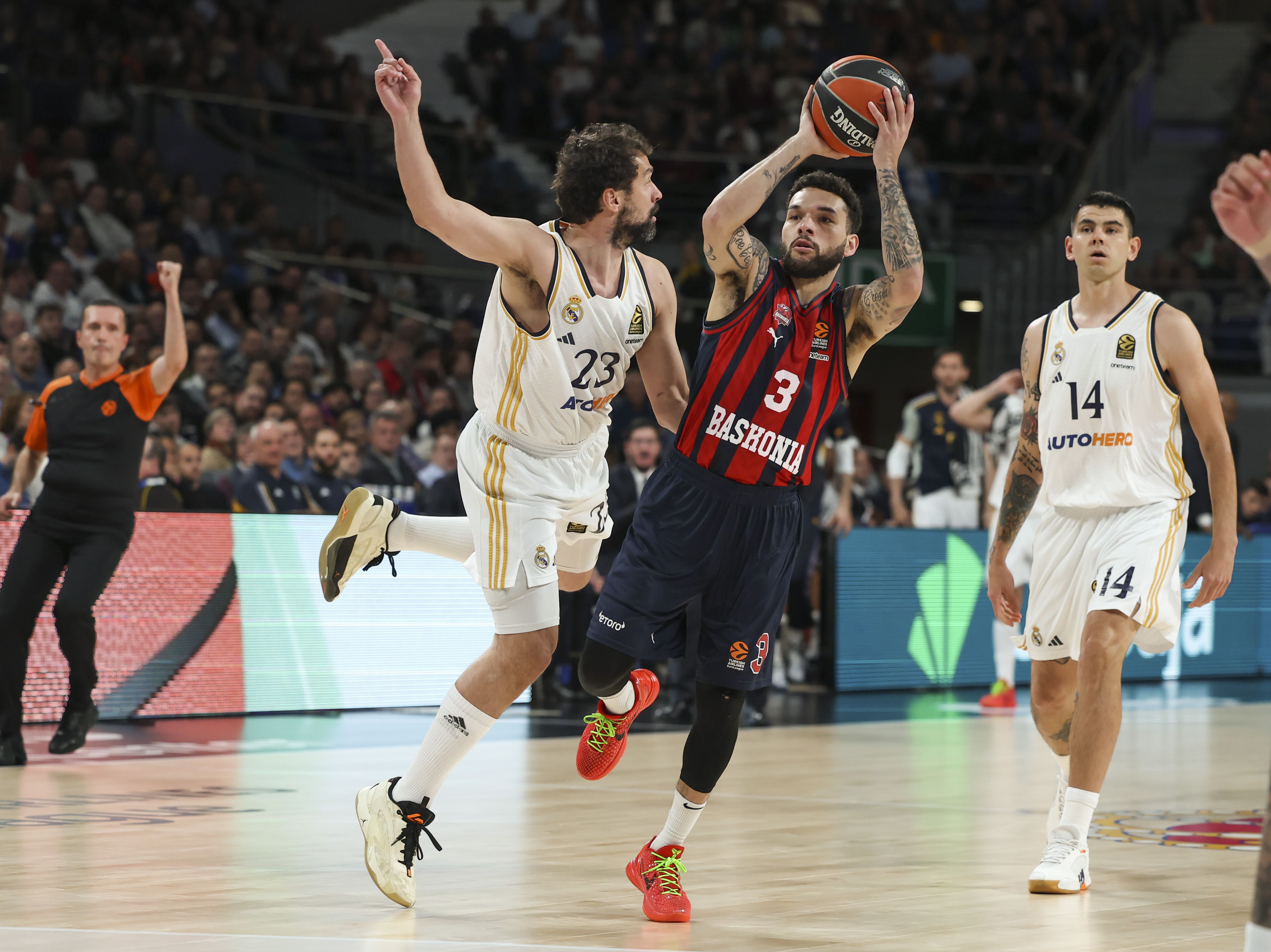 Chris Chiozza Baskoniakoa eta Sergio Llull Real Madrilekoa, lehian, bigarren partidan.  KIKO HUESCA / EFE