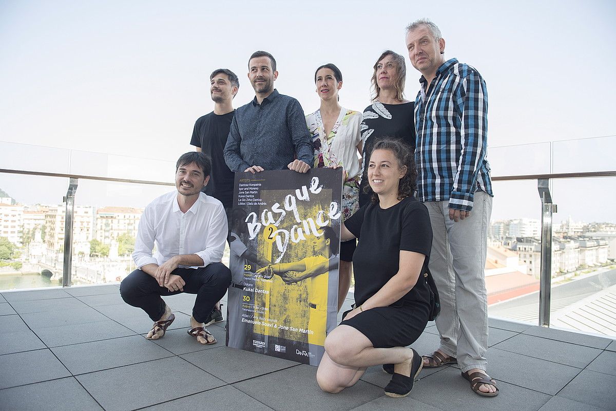 Etxepare Euskal Institutuko eta Euskal Herriko Dantza Profesionalen Elkarteko ordezkariak eta hainbat dantzari, atzoko aurkezpenean. JUAN CARLOS RUIZ / ROKU. Etxepare Euskal Institutuko eta Euskal Herriko Dantza Profesionalen Elkarteko ordezkariak eta hainbat dantzari, atzoko aurkezpenean. JUAN CARLOS RUIZ / ROKU.