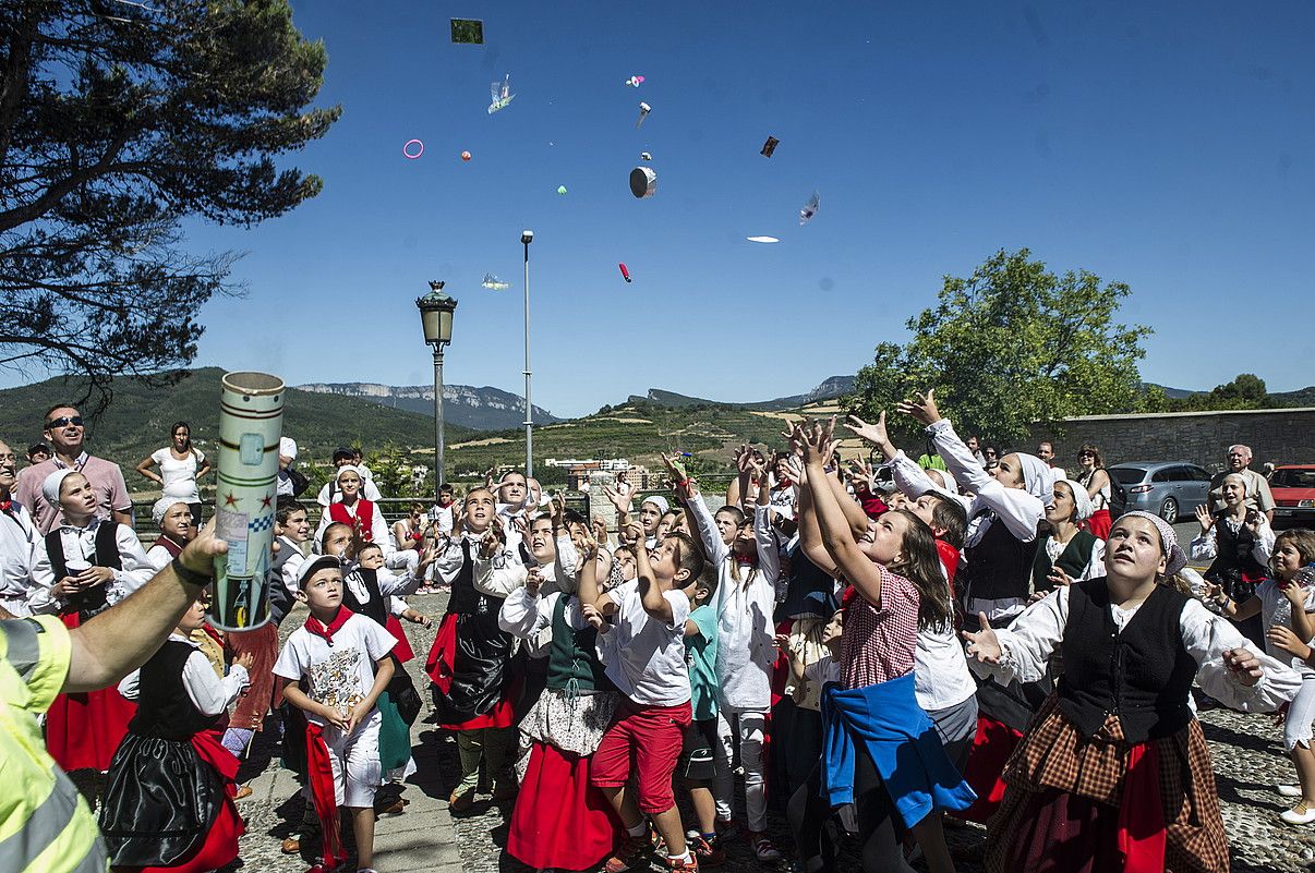Puy-ren nesken jaitsiera, 2016ko festetan. JAGOBA MANTEROLA / FOKU. Puy-ren nesken jaitsiera, 2016ko festetan. JAGOBA MANTEROLA / FOKU.