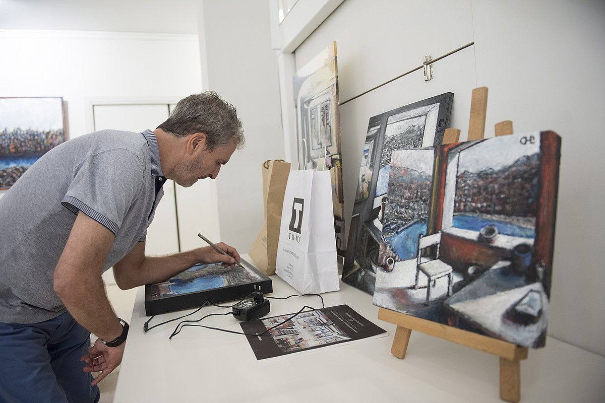 Eduardo Txillida Belzunze, Ekain Arte Lanak galerian ikusgai duen koadroetako bati azken ukituak ematen, Donostian. JUAN CARLOS RUIZ / FOKU.