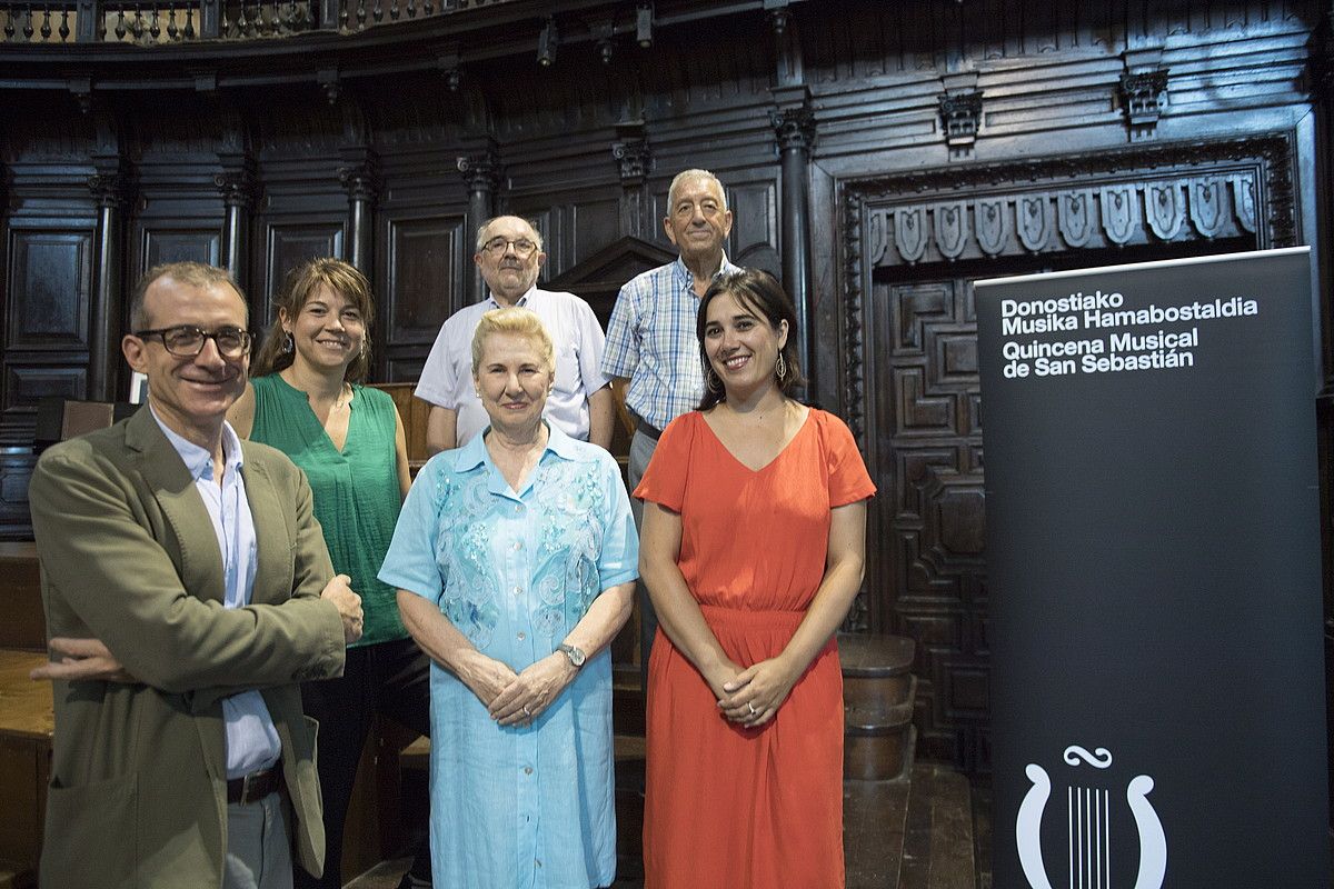 Musika Hamabostaldiko ordezkariak eta Organo Zikloan parte hartuko duten zenbait musikari, atzo, Donostiako Koruko Andre Mariaren basilikan. JUAN CARLOS RUIZ / FOKU.