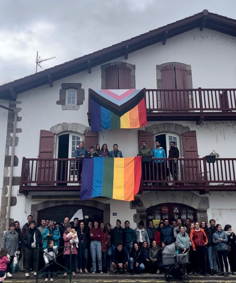 Baigorriko Nafarroaren Eguneko LGBTQ+ bandera urratzea salatzeko elkarretaratzea
