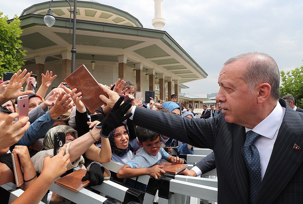Recep Tayyip Erdogan Turkiako Gobernuko presidentea bere jarraitzaileak agurtzen, herenegun, Ankaran. EFE.