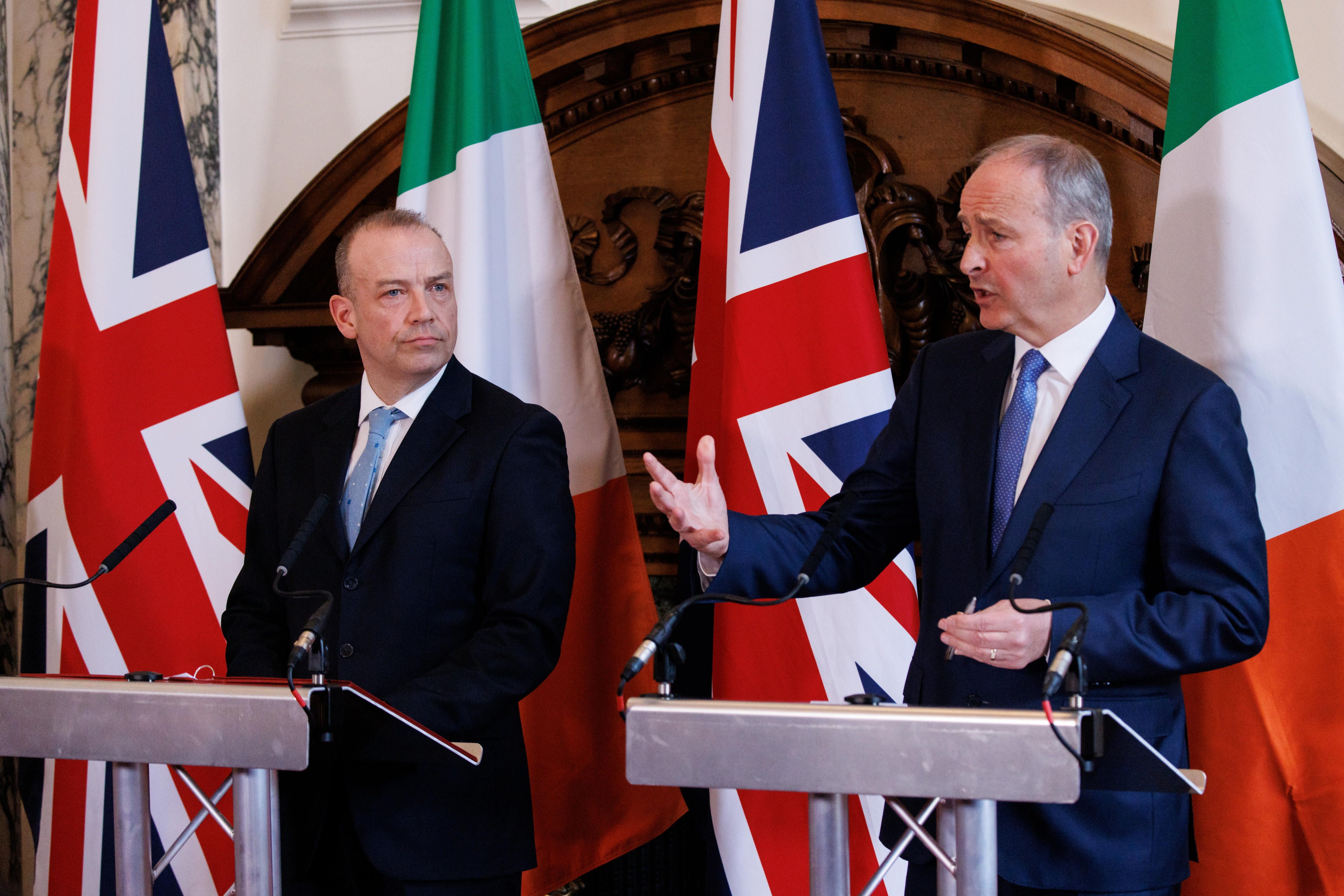 Erresuma Batuko Ipar Irlandarako ministro Chris Heaton-Harris, ezkerrean, eta Irlandako Atzerri minismo Micheal Martin, atzo, Londresen. TOLGA AKMEN / EFE