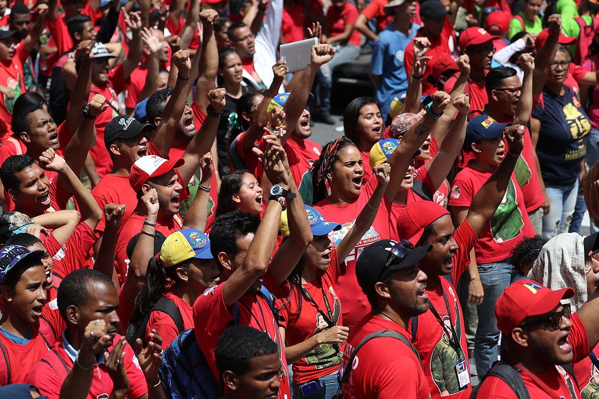 Nicolas Maduroren jarraitzaileak, atzo, gorriz jantzita, Caracasen. MIGUEL GUTIERREZ / EFE. Nicolas Maduroren jarraitzaileak, atzo, gorriz jantzita, Caracasen. MIGUEL GUTIERREZ / EFE.