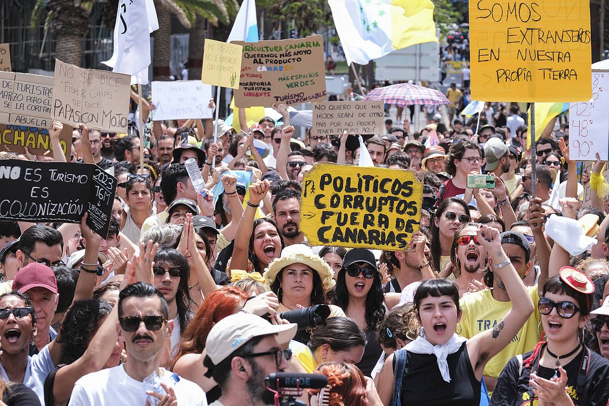 Santa Cruz Tenerifekoan  apirilaren 20an egindako manifestazioa. ALBERTO VALDES / EFE