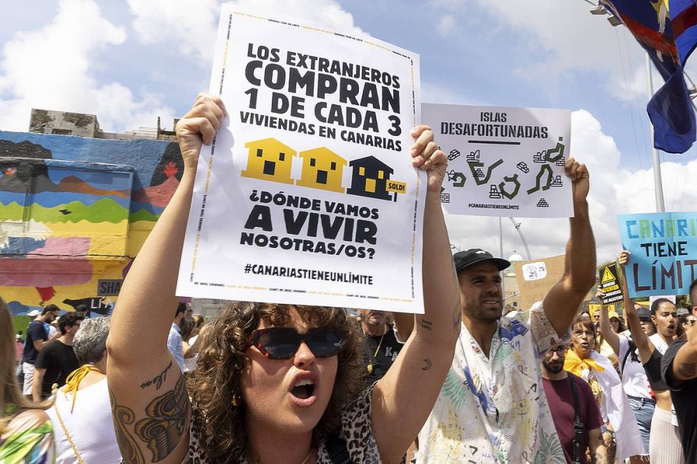 Etxebizitzaren inguruko aldarrikapenak Gran Canariako Las Palmasko manifestazioan, apirilaren 20an. QUIQUE CURBELO / EFE