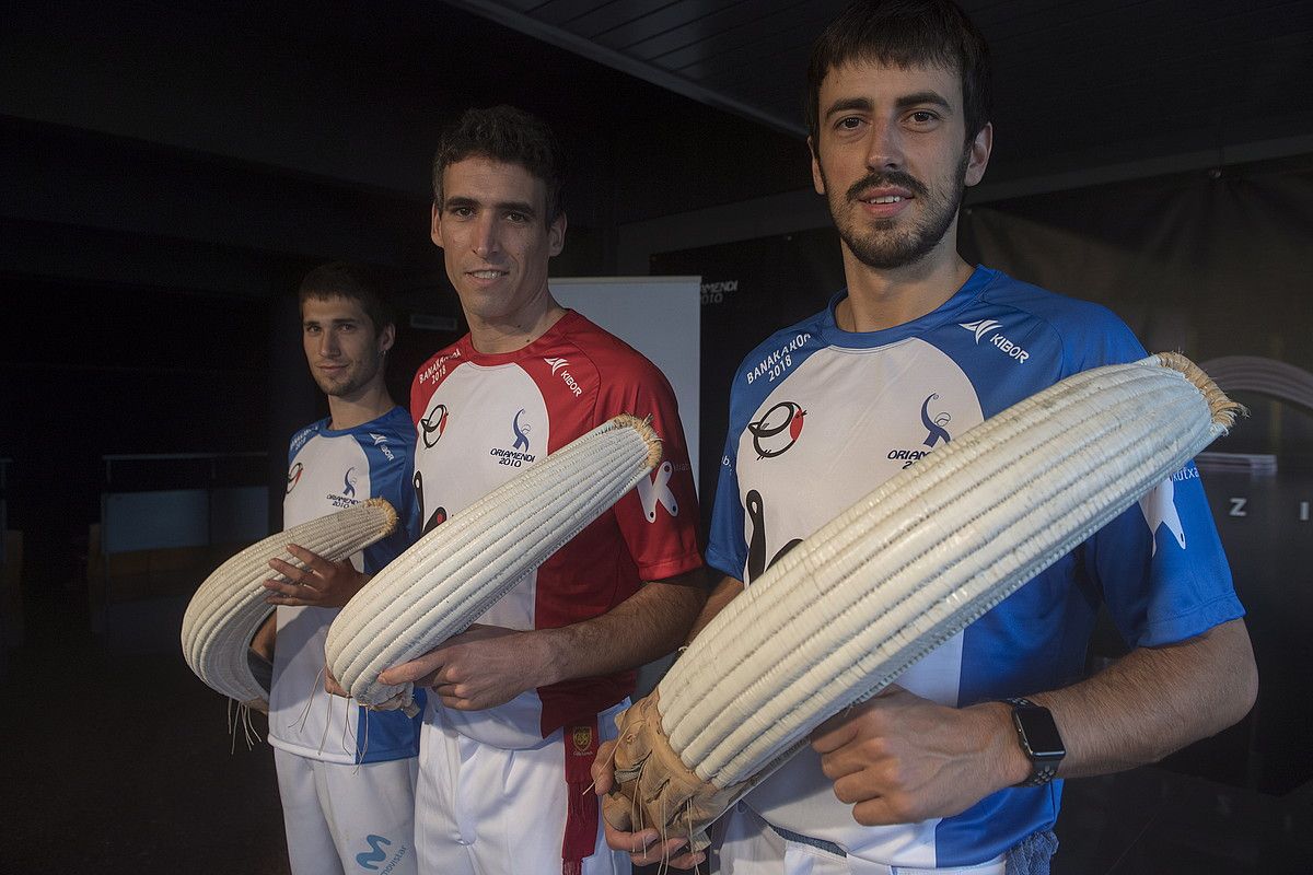 Ezkerretik eskuinera, Xabier Azpiroz, Javier Urriza eta Endika Barrenetxea, txapelketaren aurkezpen ekitaldian. J. U. / FOKU. Ezkerretik eskuinera, Xabier Azpiroz, Javier Urriza eta Endika Barrenetxea, txapelketaren aurkezpen ekitaldian. J. U. / FOKU.