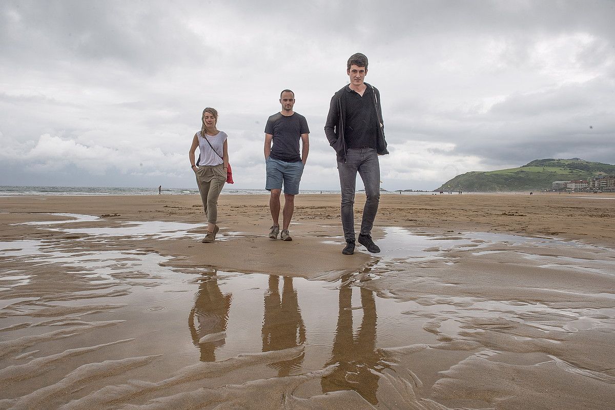 Ezkerretik eskunera, Itu bandako Itziar Ugarte, Jon Gurrutxaga eta Paul Beitia, Zarauzko hondartzan. JUAN CARLOS RUIZ / FOKU.