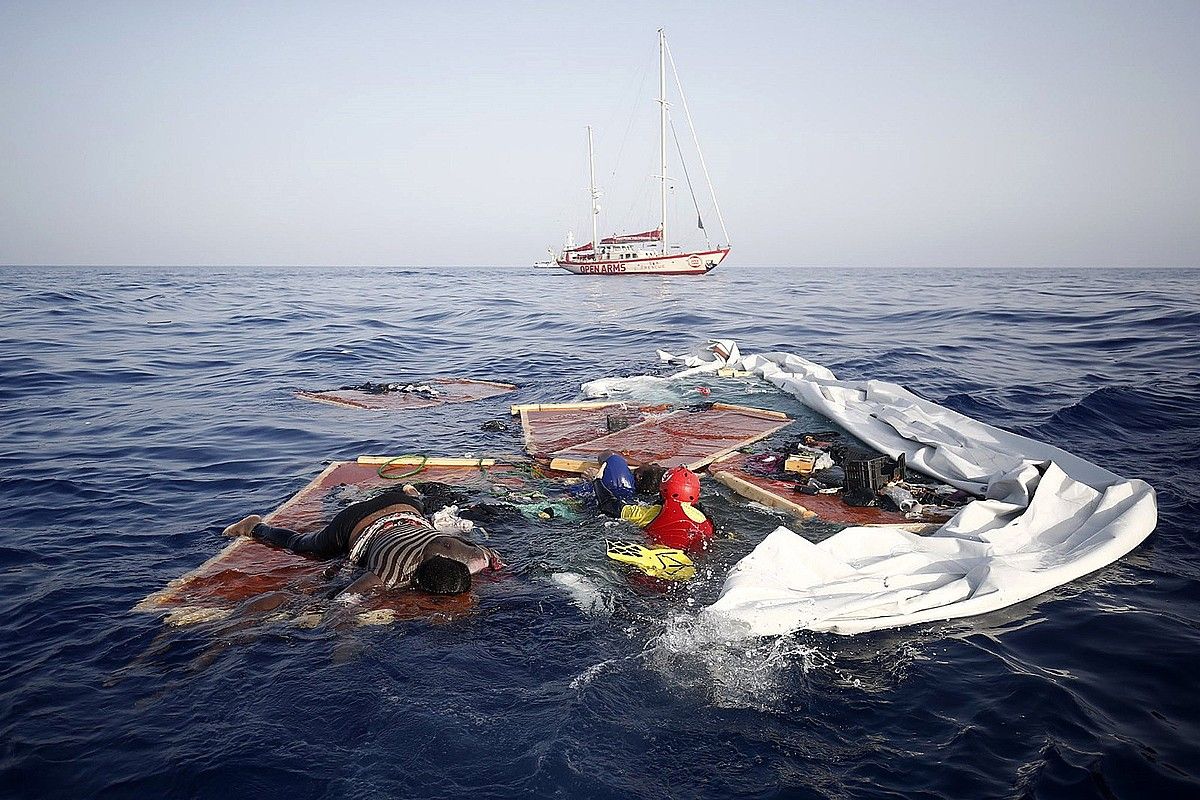 Libiako kostazainek abandonatutako txanela batean aurkitutako gorpua. Proactiva Open Armsek uztailaren 17an aurkitu zuen ontzia. PROACTIVA OPEN ARMS / EFE. Libiako kostazainek abandonatutako txanela batean aurkitutako gorpua. Proactiva Open Armsek uztailaren 17an aurkitu zuen ontzia. PROACTIVA OPEN ARMS / EFE.