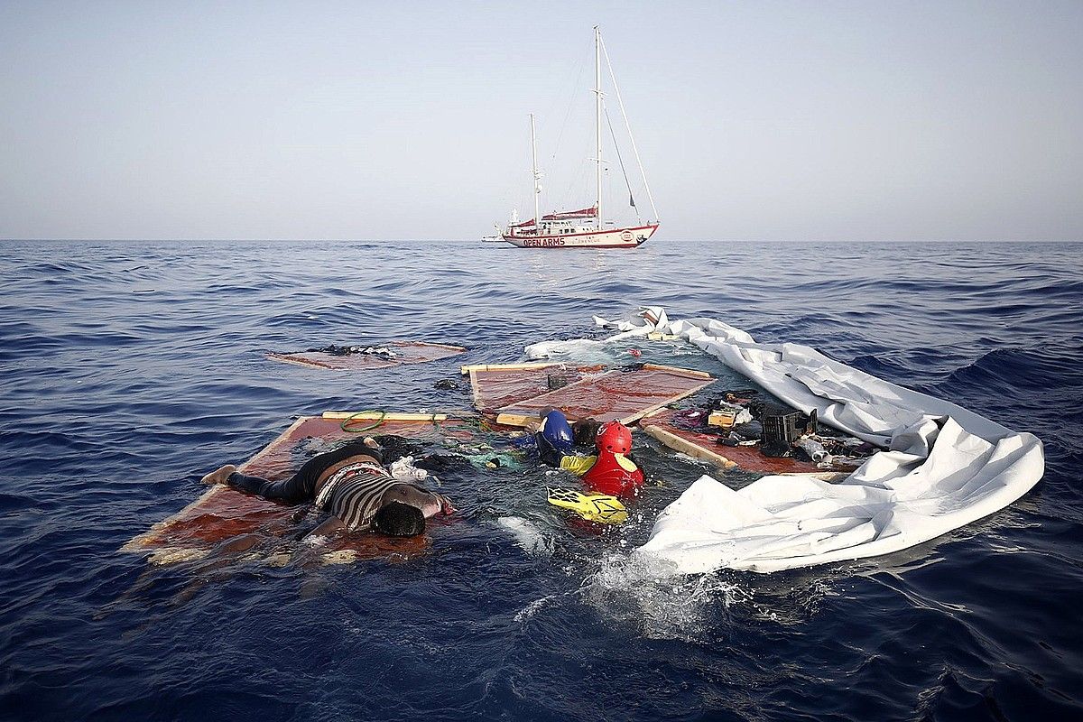 Libiako kostazainek abandonatutako txanela batean aurkitutako gorpua. Proactiva Open Armsek uztailaren 17an aurkitu zuen ontzia. PROACTIVA OPEN ARMS / EFE.