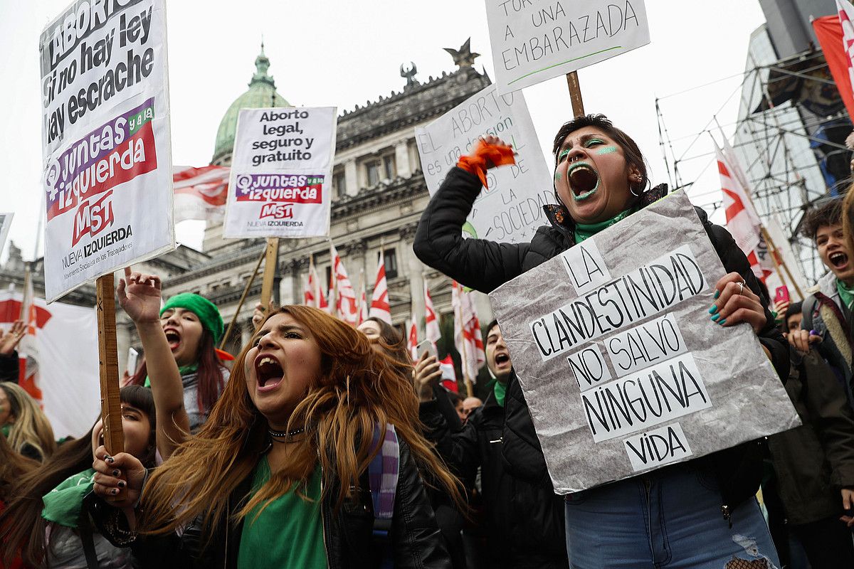 Emakumeak, abortuaren legearen aldeko manifestazioan, atzo. FERNANDEZ / EFE.