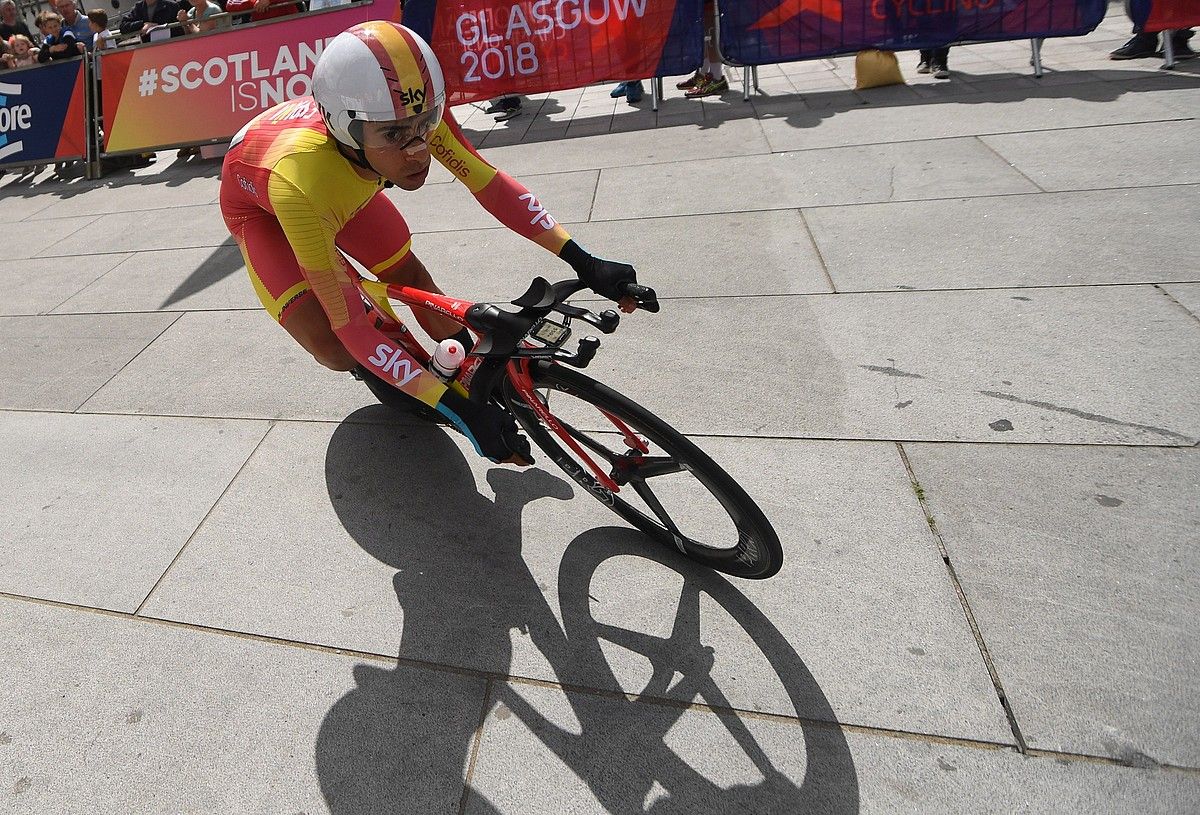 Jonathan Castroviejo alahegin betean, Glasgowko kaleetan. NEIL HALL / EFE.