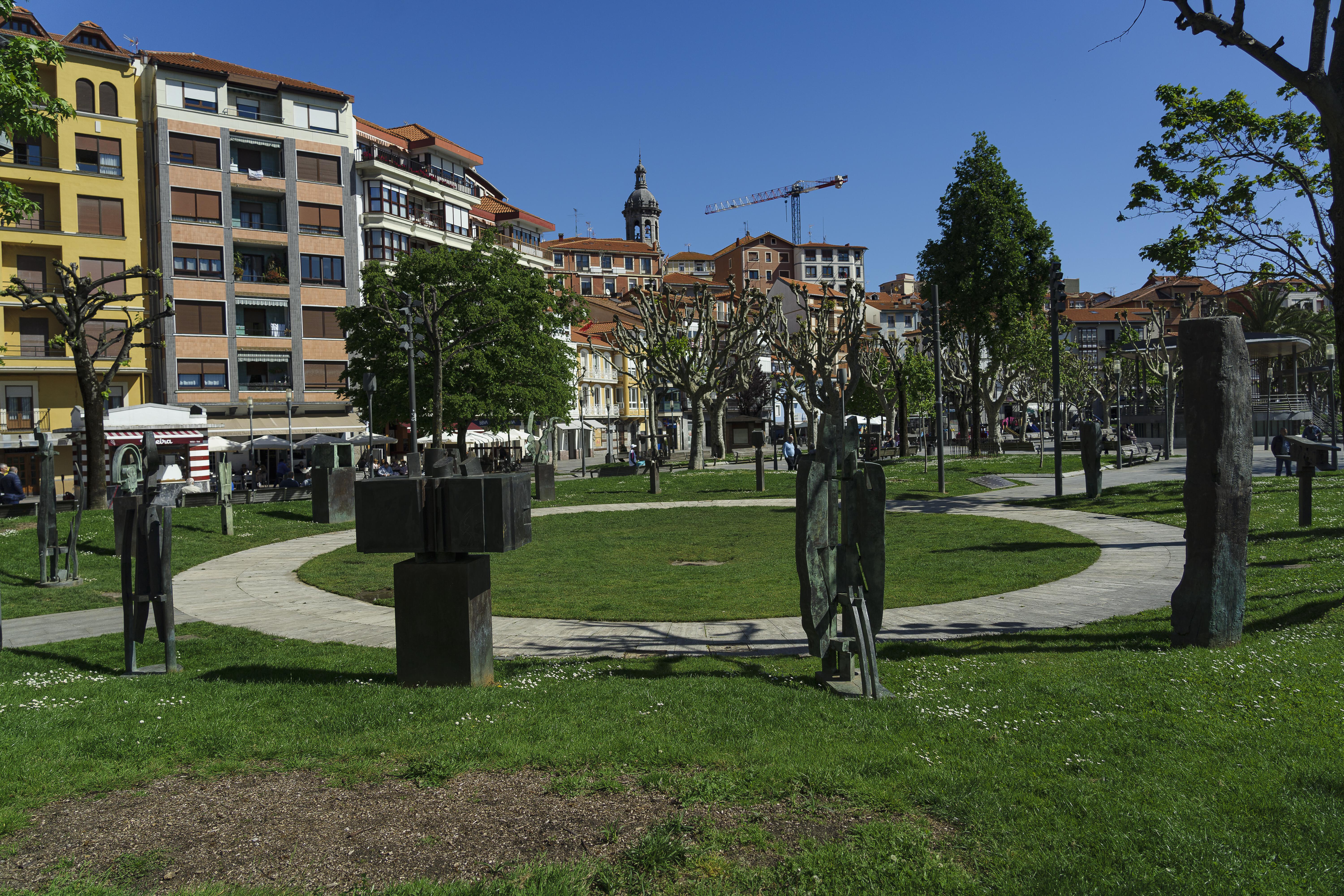 Nestor Basterretxearen 'Euskal Kosmogonia' eskultura multzoa, Bermeoko Lamera parkean.