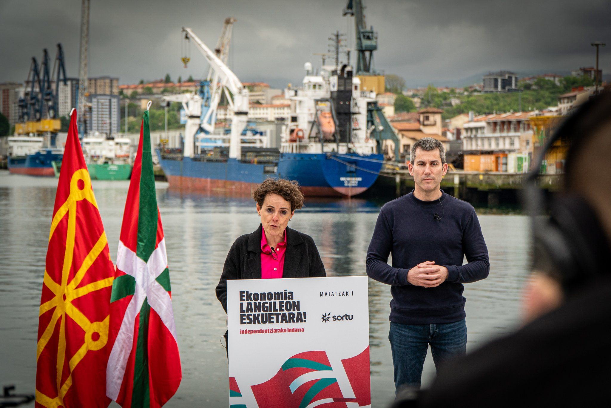 Kizkitza Gil de San Vicentek eta Arkaitz Rodriguezek astearte honetan irakurri dute adierazpena, Pasaian (Gipuzkoa).