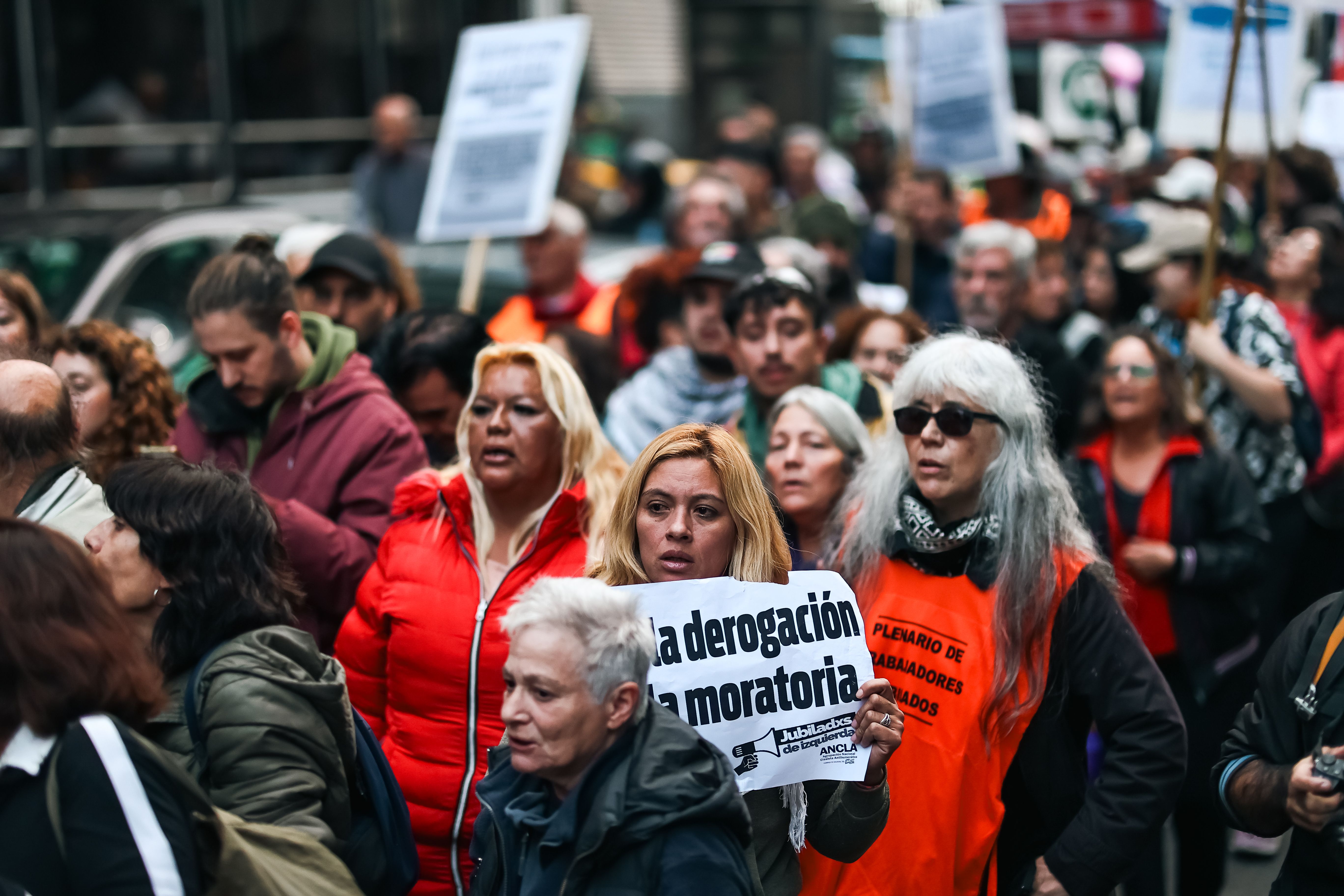 Estatuko Langileen Elkarteko kideak Mileiren asmoaren aurka elkartu ziren Argentinako Kongresuaren kanpoaldean. JUAN IGNACIO RONCORON / EFE