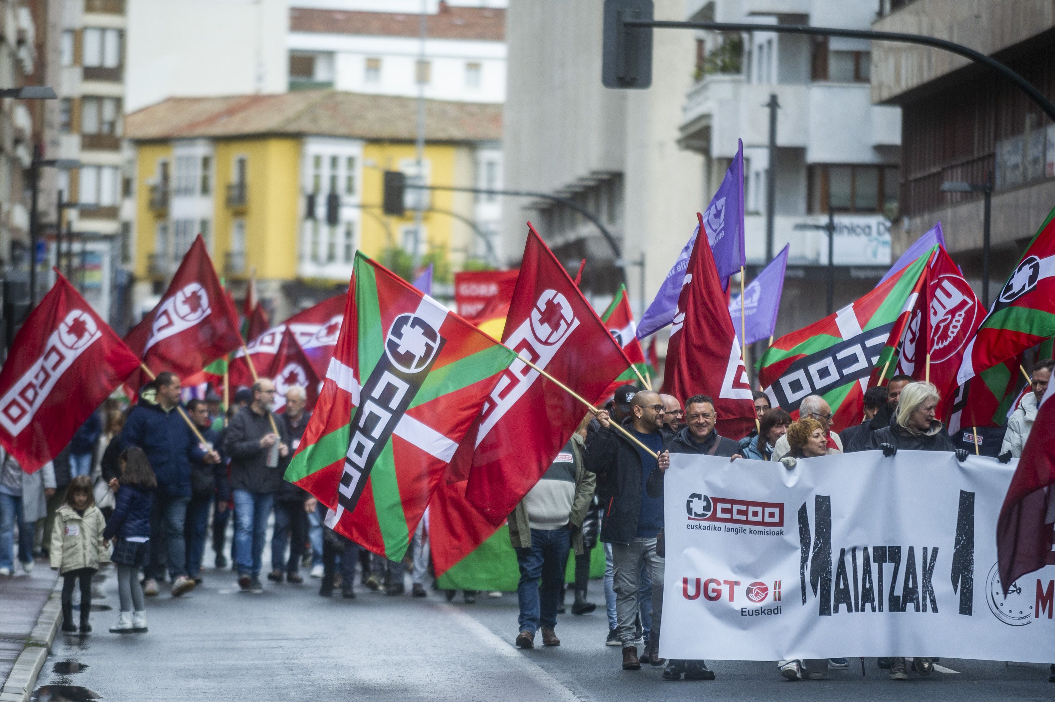 Enplegua banatzeko eta soldatak handitzeko eskatu dute Gasteizko manifestazioan CCOOk eta UGTk. JAIZKI FONTANEDA / FOKU