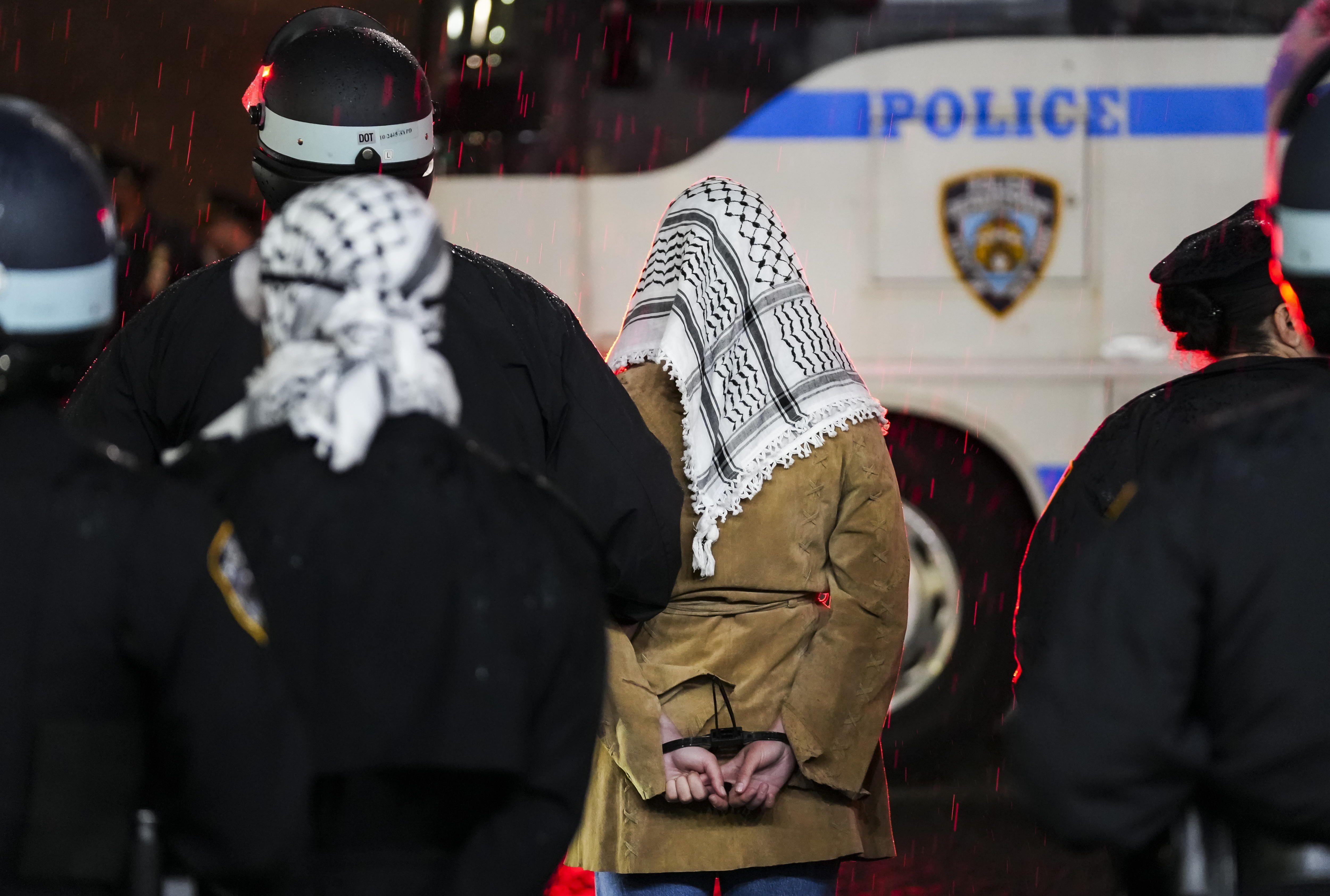 New Yorkeko Columbia unibertsitateko protestetan (AEB) atxilotutako bi gazte, gaur goizean. STEPHANI SPINDEL / EPA / EFE