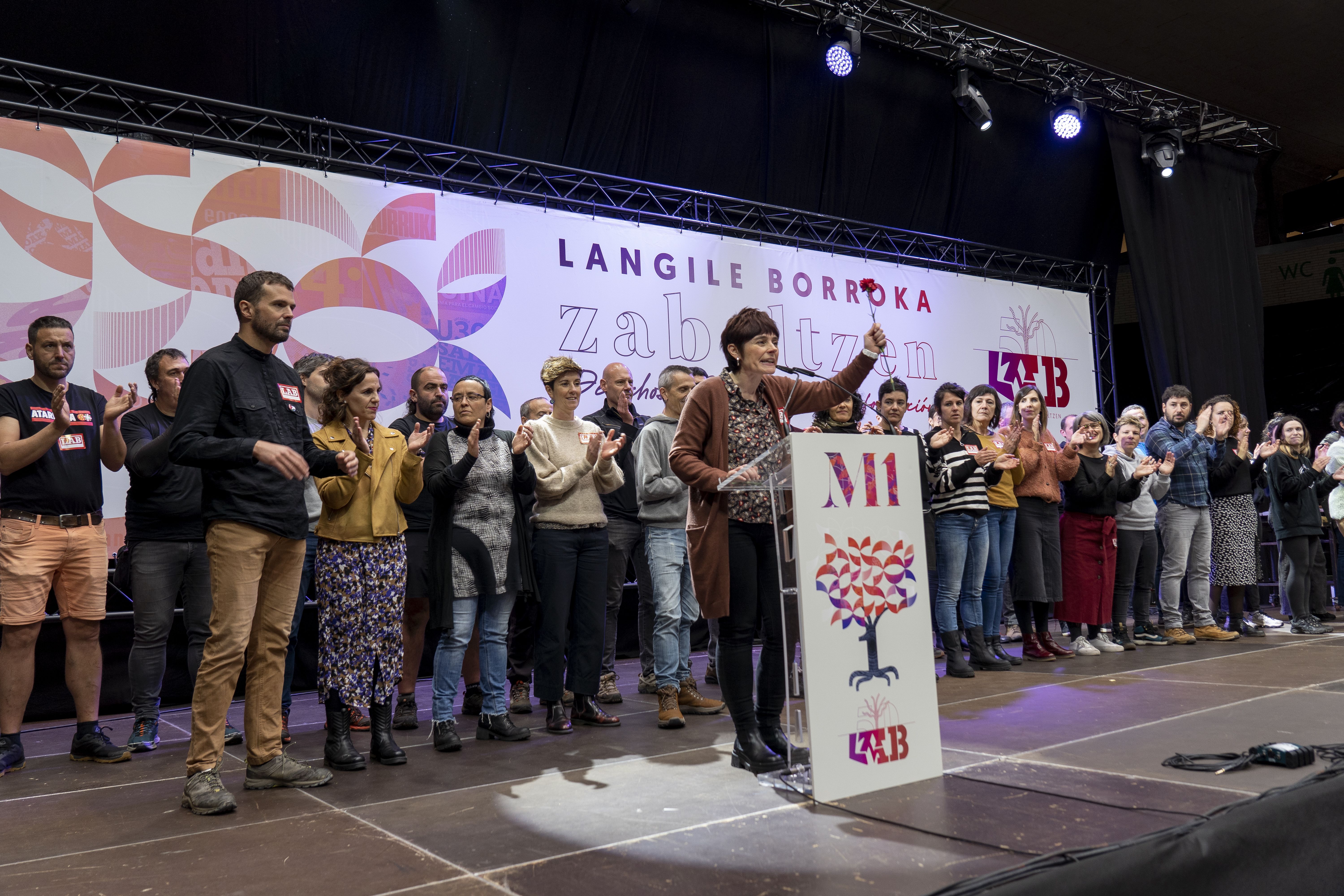 Maiatzaren Lehenean LABek Iruñeko Anaitasuna pabiloian eginiko ekitaldi nagusia. Irudian, sindikatuko koordinatzaile orokor Garbiñe Aranbururen hitzartzea. IÑIGO URIZ / FOKU