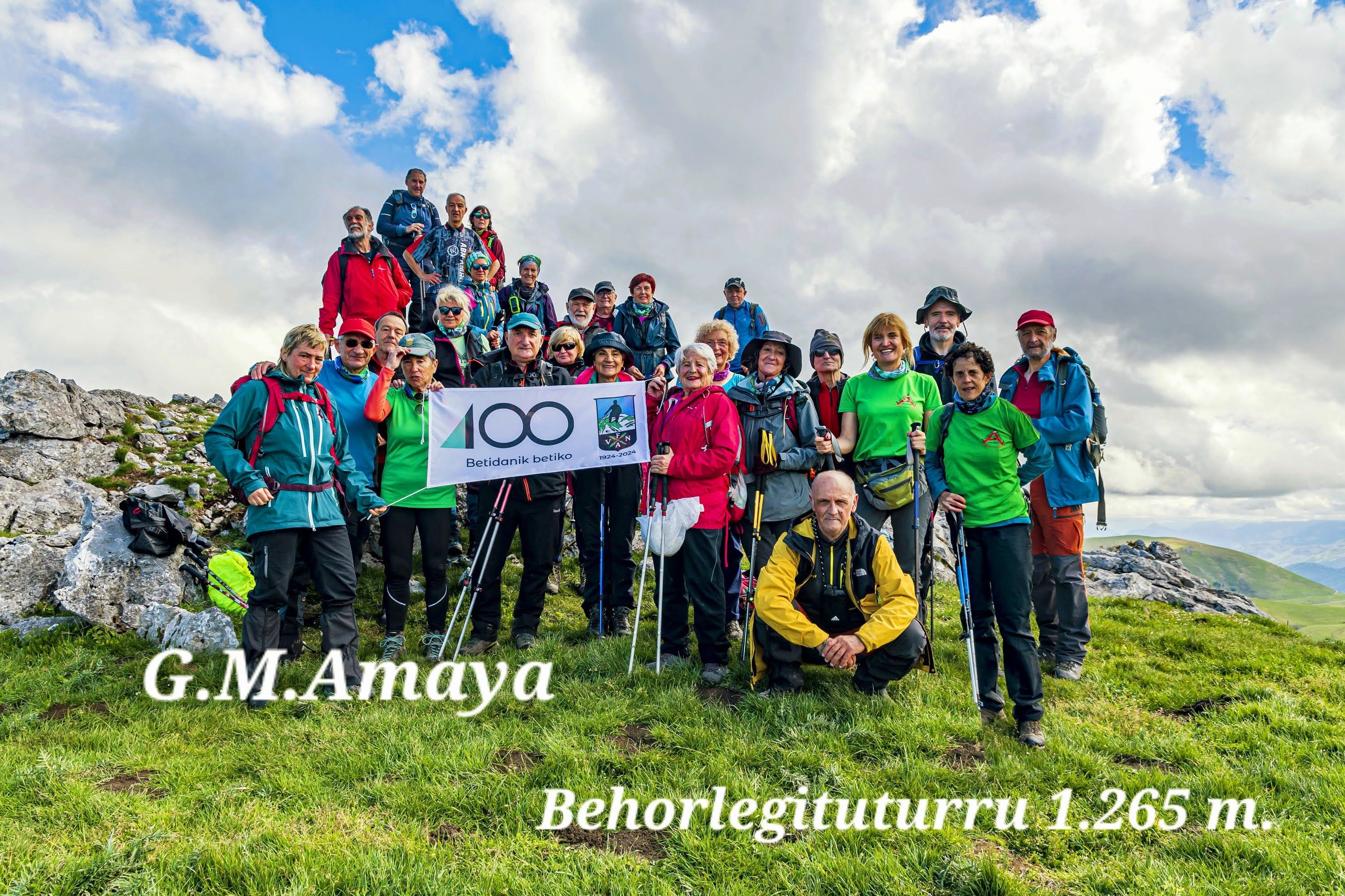 Iruñeko Amaia mendi taldeko kideak Behorlegituturru gailurrean.