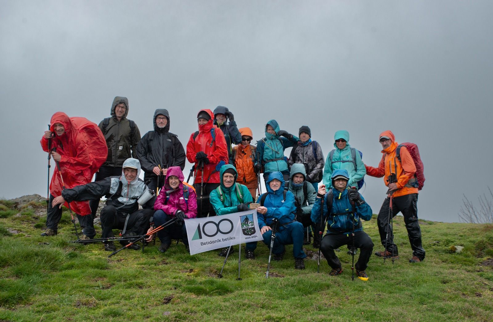 Donostiako Vasco de Camping taldekoak, larunbatean, Peñablanca gailurrean.