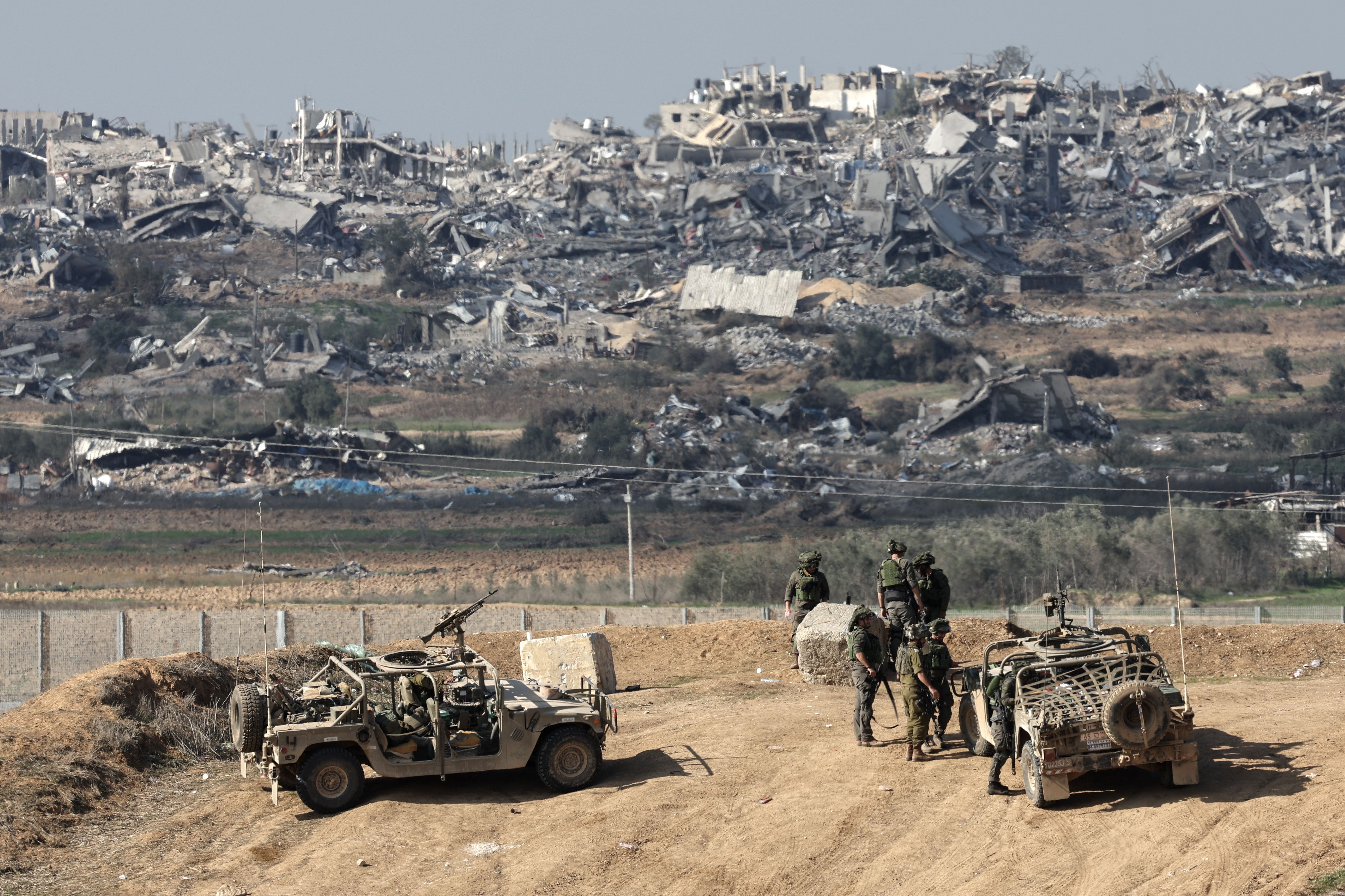 Israelgo armada Gazako zerrenda eta Israel banatzen dituzen mugan, artxiboko irudi batean. ATEF SAFADI / EFE