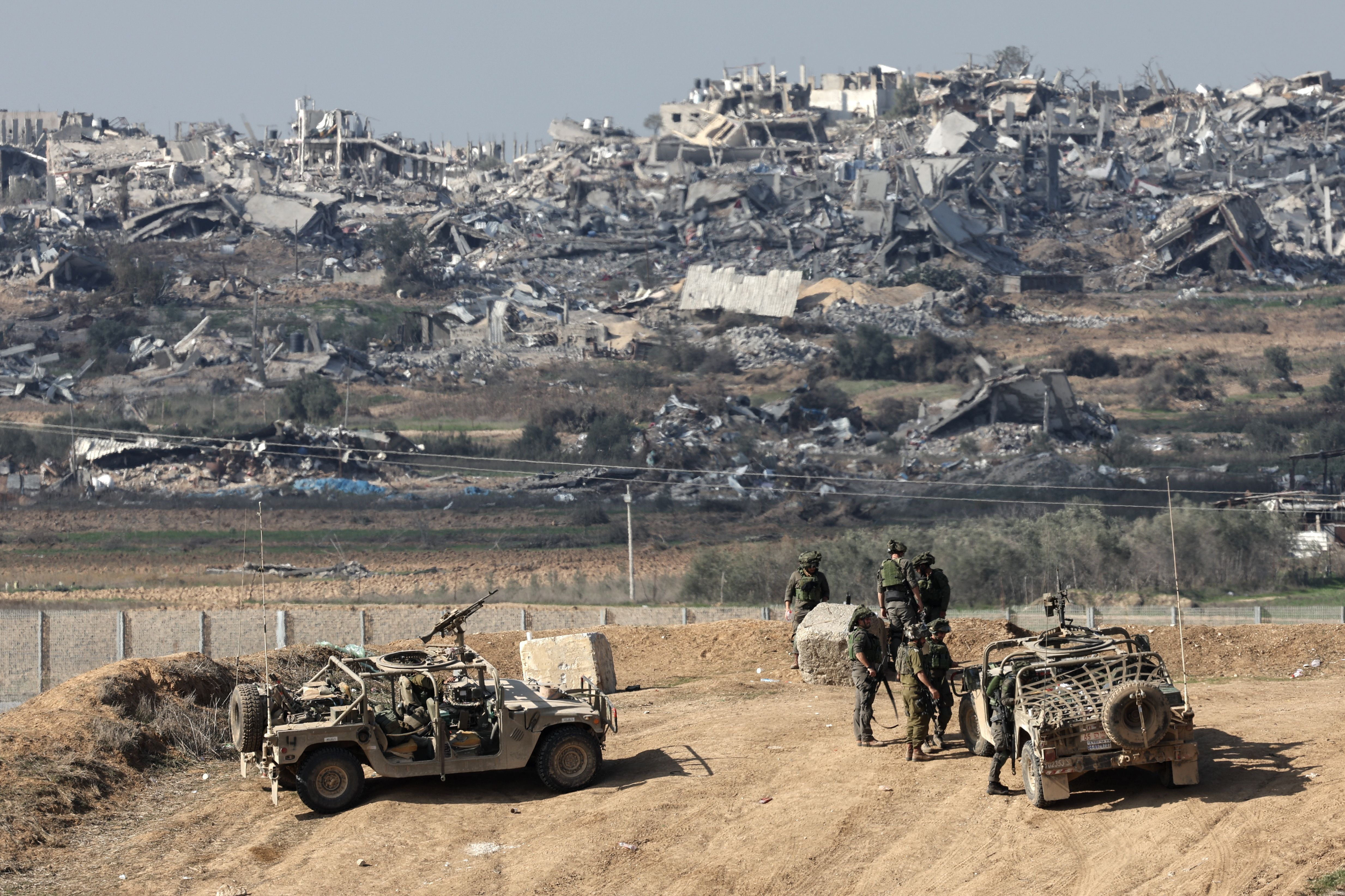 Israelgo armada Gazako zerrenda eta Israel banatzen dituzen mugan, artxiboko irudi batean. ATEF SAFADI / EFE