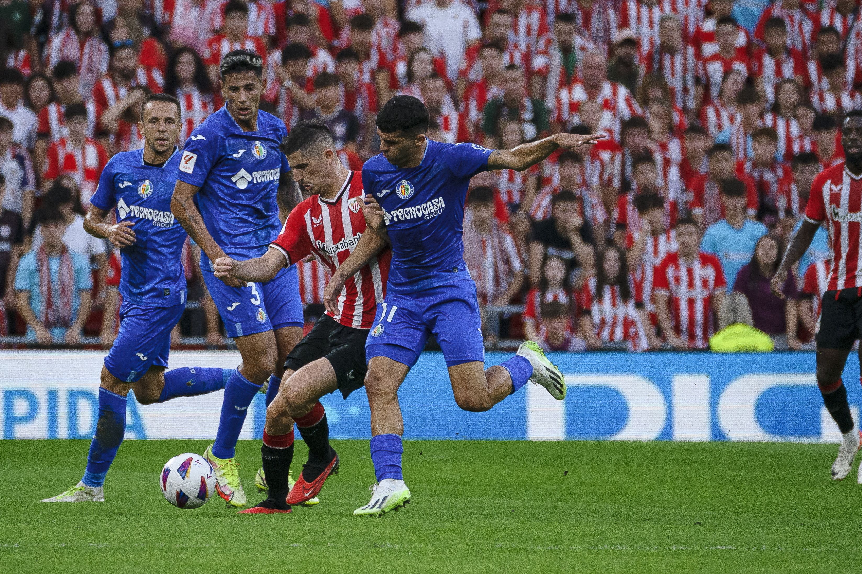 Oihan Sancet eta Getafeko Carles Aleña, joaneko partidan. ARITZ LOIOLA / FOKU.