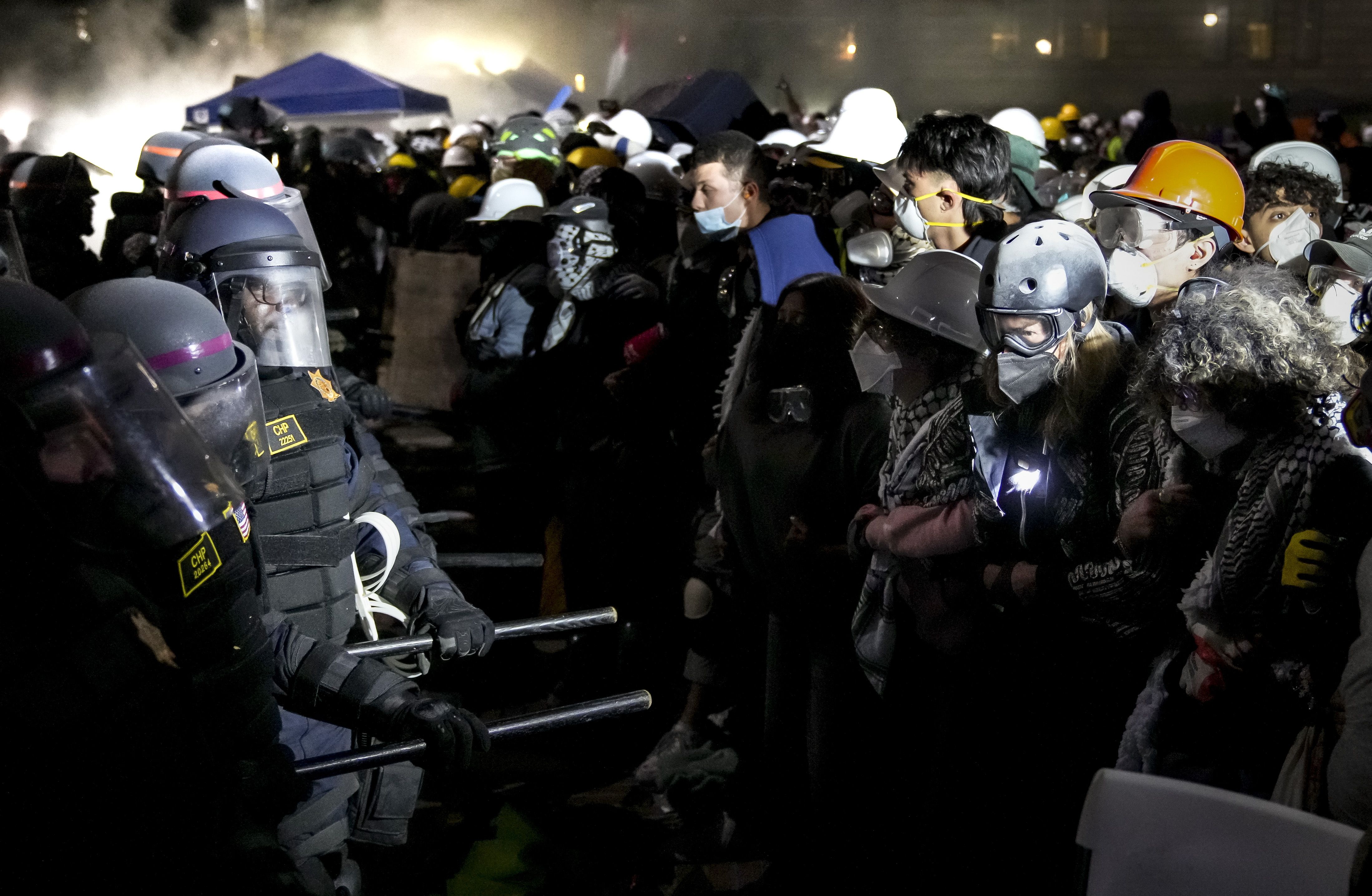  Polizia, manifestariei aurre egiten, Kaliforniako Unibertsitateko campusean, Los Angelesen. ALLISON DINNER / EFE