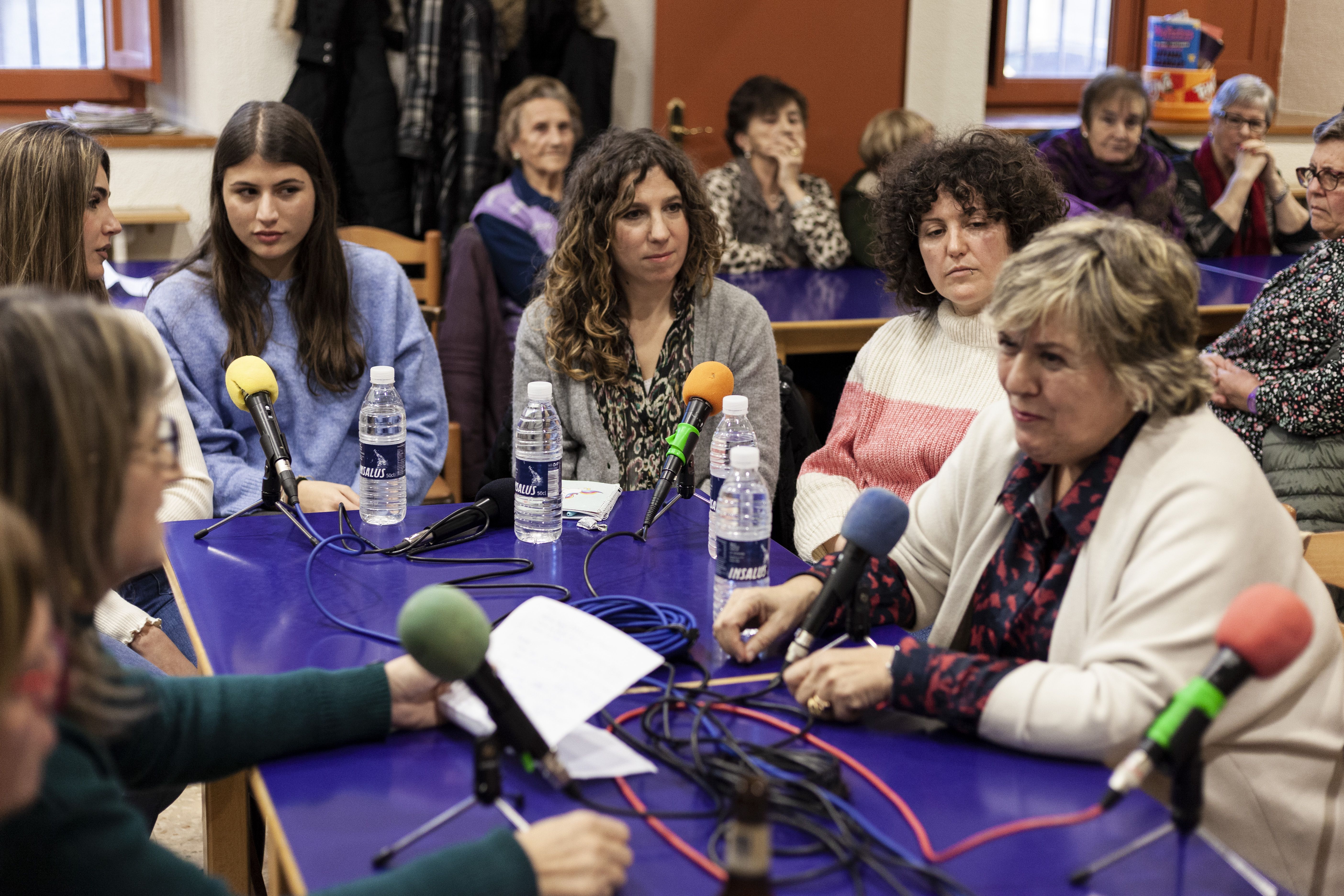 San Martin Unxeko 'Ahotsak eta begiradak' proiektuko argazki bat. Herriko emakumeen inguruko proiektu bat da, eta Silvia Aierrak eta Stephanie Chironek garatu dute. Bertzeak bertze, podcast bat grabatu dute —irudian—. NAFARROAKO HITZA.