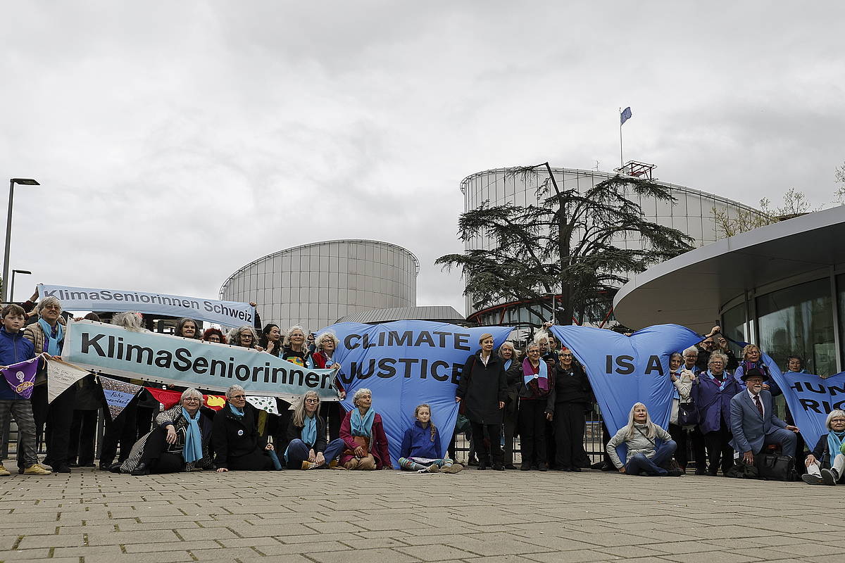 Suitzako KlimaSeniorinnen taldeko kideak, Giza Eskubideen Europako Auzitegiaren parean, apirilaren 9an.