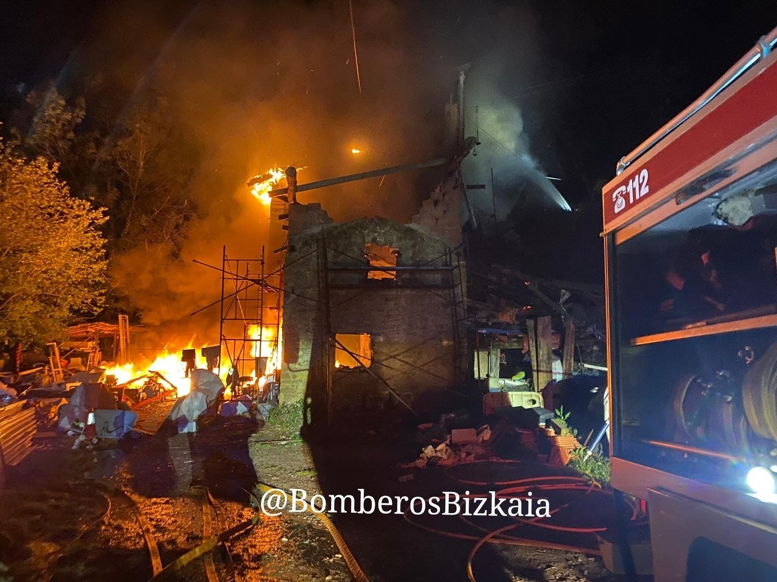 Suhiltzaileak bart gauean sutea itzaltzeko lanetan. BIZKAIKO SUHILTZAILEAK