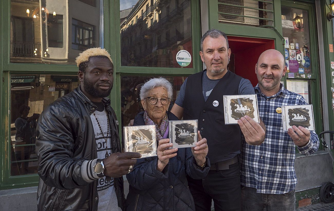 Romeo, Paquita Bretos, Jon Maia eta Agus Rodriguez, Hezurbeltzak-en diskoa eskutan, atzo, Donostiako Rekalde taberna parean. ANDONI CANELLADA / FOKU.