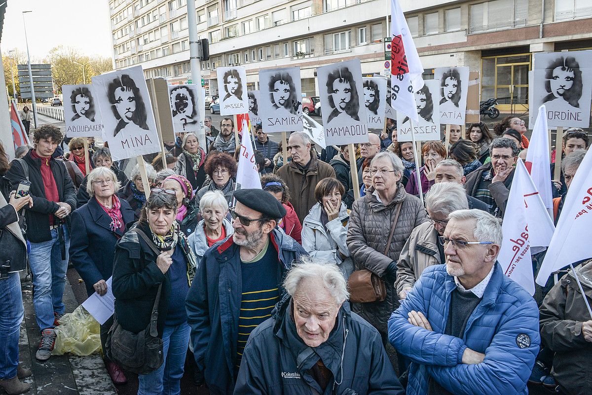Dozenaka herritar elkartu dira Baionako suprefetura aitzinean. I. MIQUELESTORENA. Dozenaka herritar elkartu dira Baionako suprefetura aitzinean. I. MIQUELESTORENA.