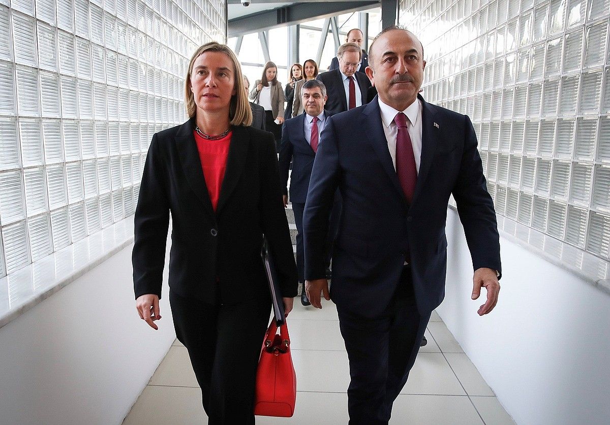 Federica Mogherini EBko diplomaziaburua, eta Mevlut Cavusoglu Turkiako Atzerri ministroa, herenegun, Ankaran. EFE.