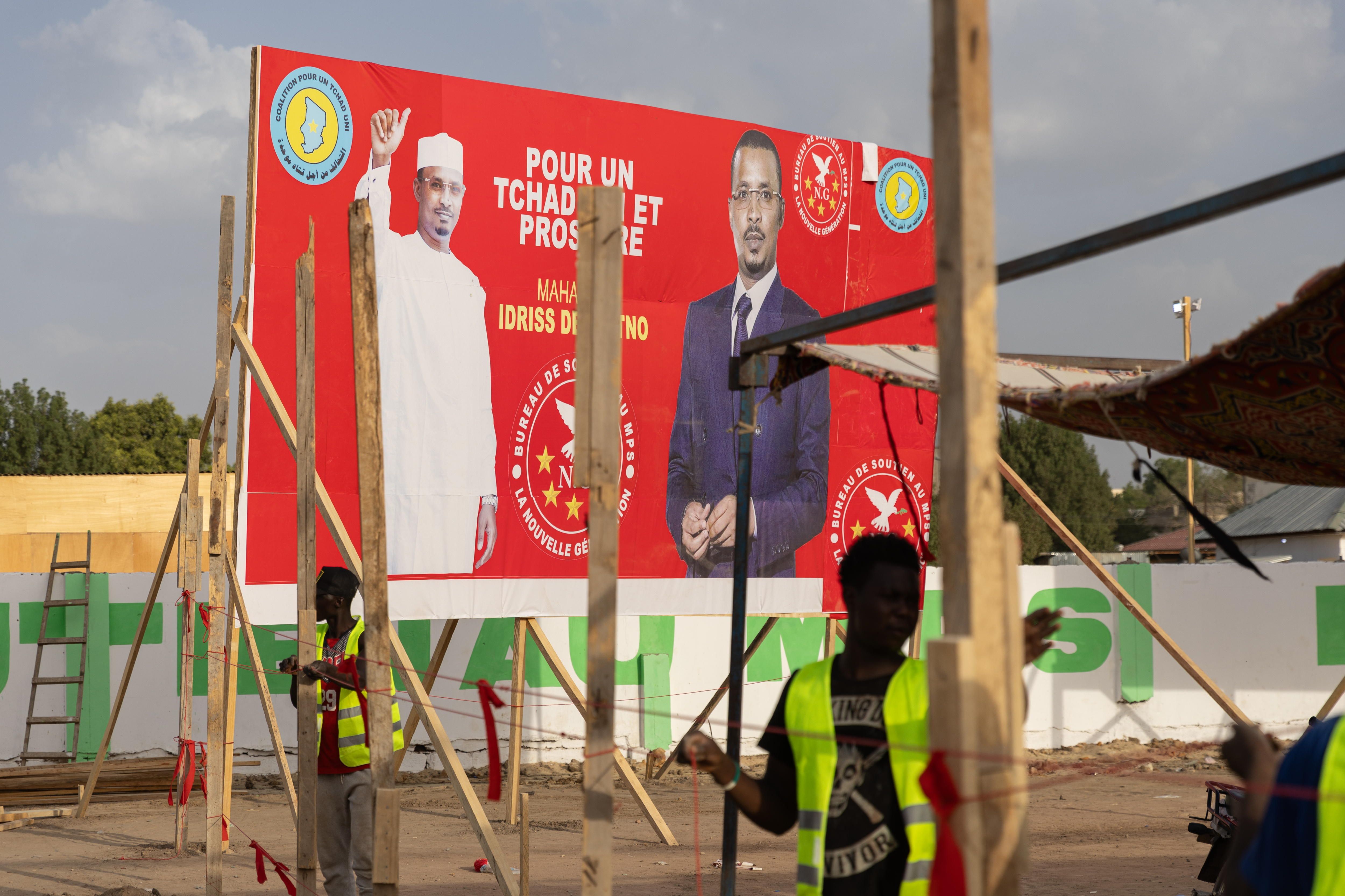 Txadeko jarduneko estatuburu Mahamat Idriss Debyren bozetako kanpainaren kartelak, N'Djamenan, asteon. JEROME FAVRE / EFE