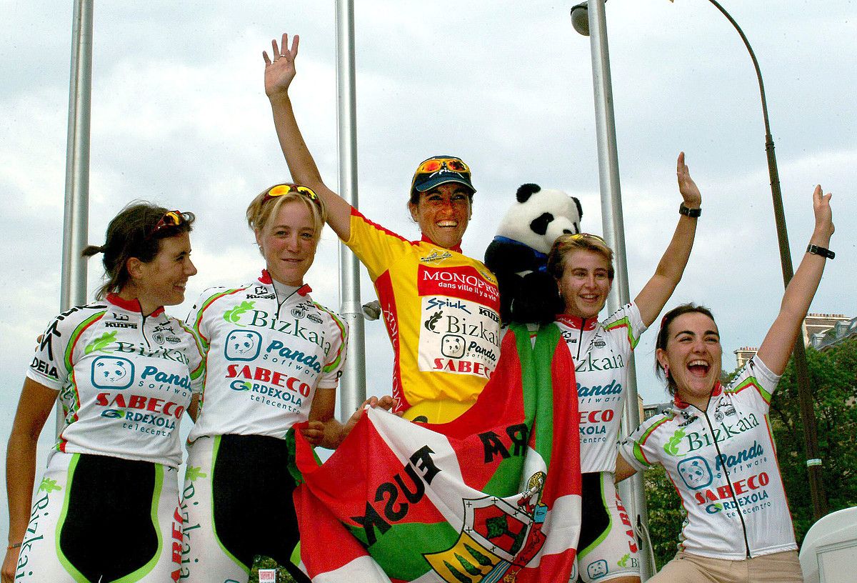 Joane Somarriba, taldekideekin, 2003ko garaipena ospatzen. BERRIA / J.S. / EFE. Joane Somarriba, taldekideekin, 2003ko garaipena ospatzen. BERRIA / J.S. / EFE.