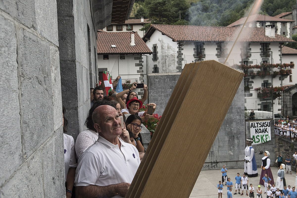 Atzo arratsaldean hasi ziren Leitzako bestak, suziria lehertzearekin batera. JAGOBA MANTEROLA / FOKU. Atzo arratsaldean hasi ziren Leitzako bestak, suziria lehertzearekin batera. JAGOBA MANTEROLA / FOKU.