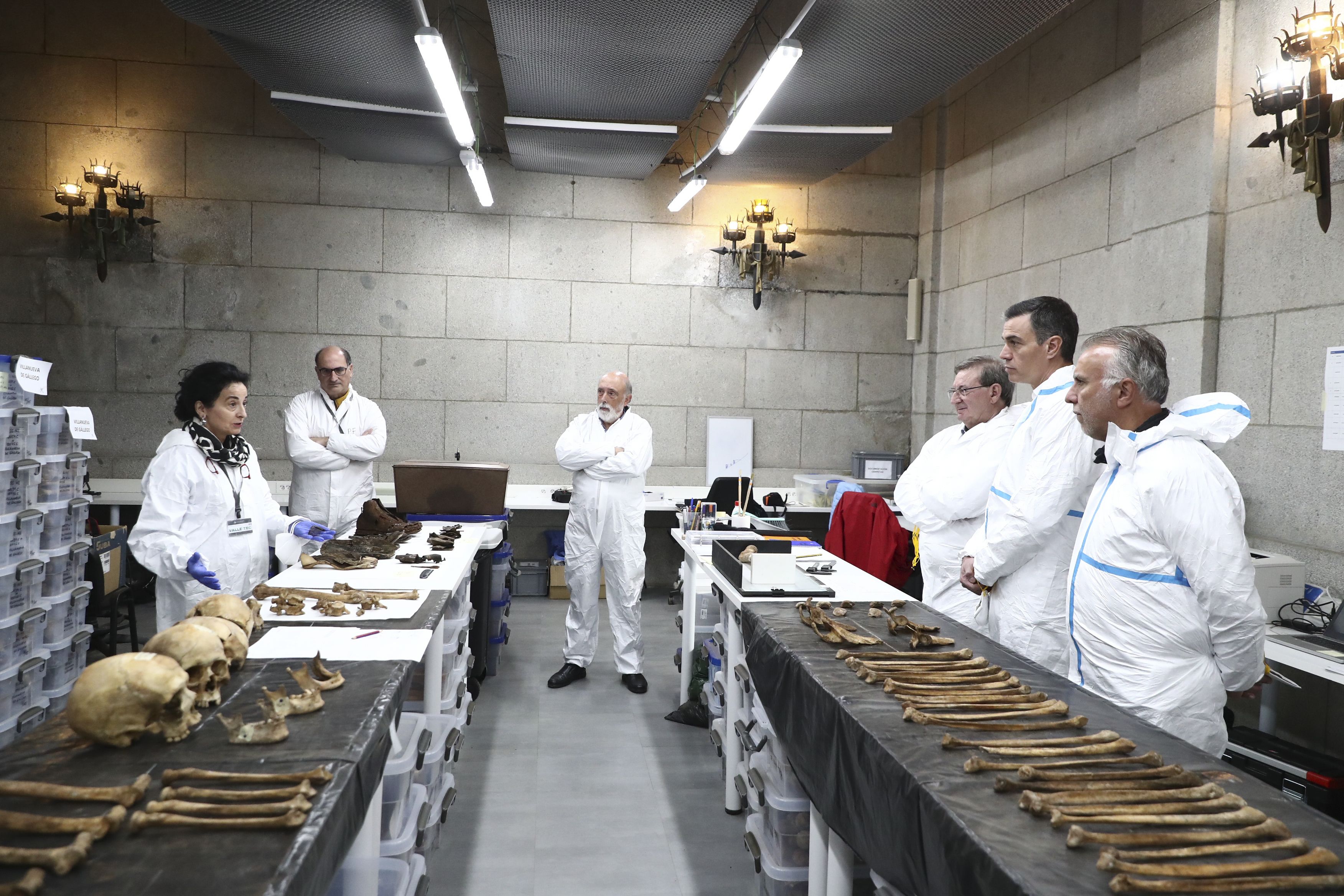 Paco Etxeberria, erdian, Pedro Sanchez Espainiako presidenteak Cuelgamurosera egin zuen bisitan. FERNANDO CALVO / EFE