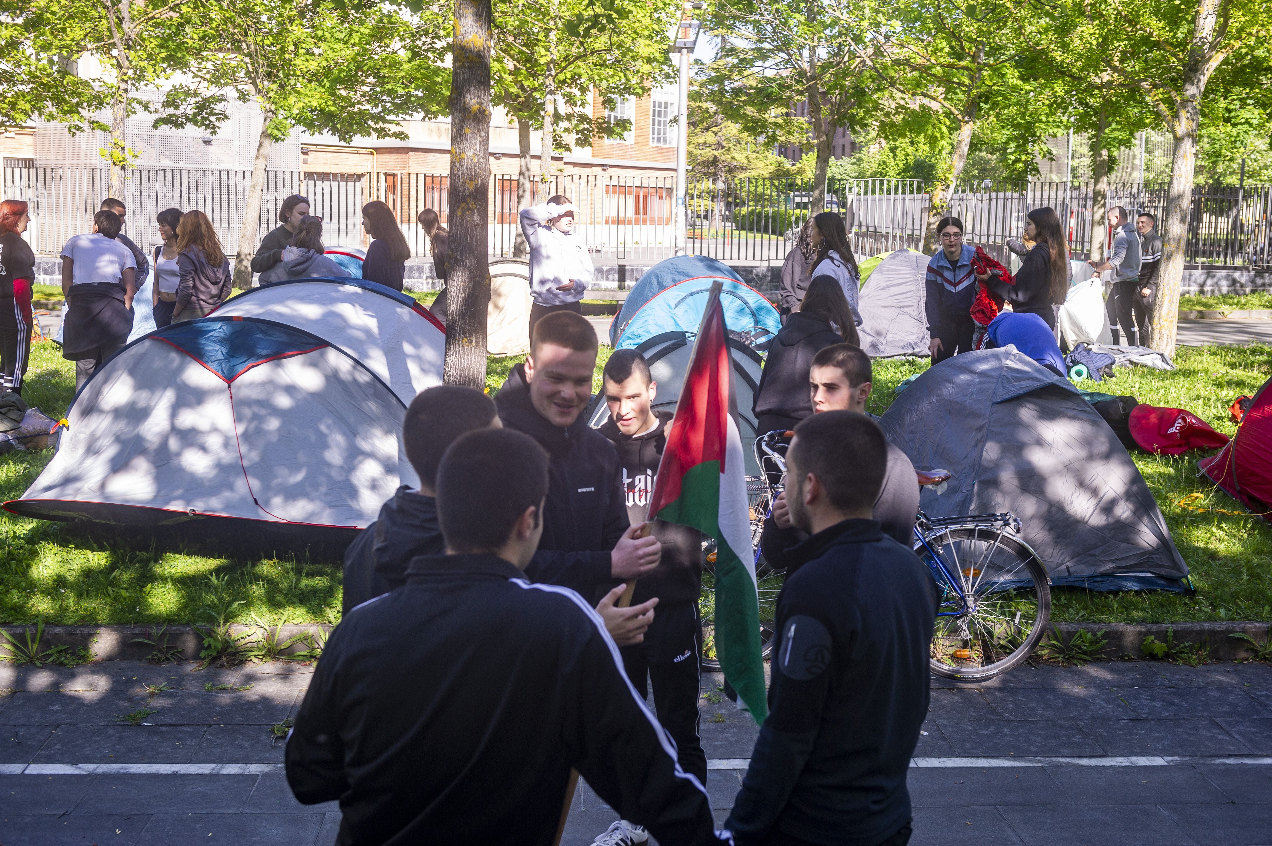 Hainbat ikasle, gaur, EHUren Gasteizko campuseko kanpaldian. JAIZKI FONTANEDA / FOKU