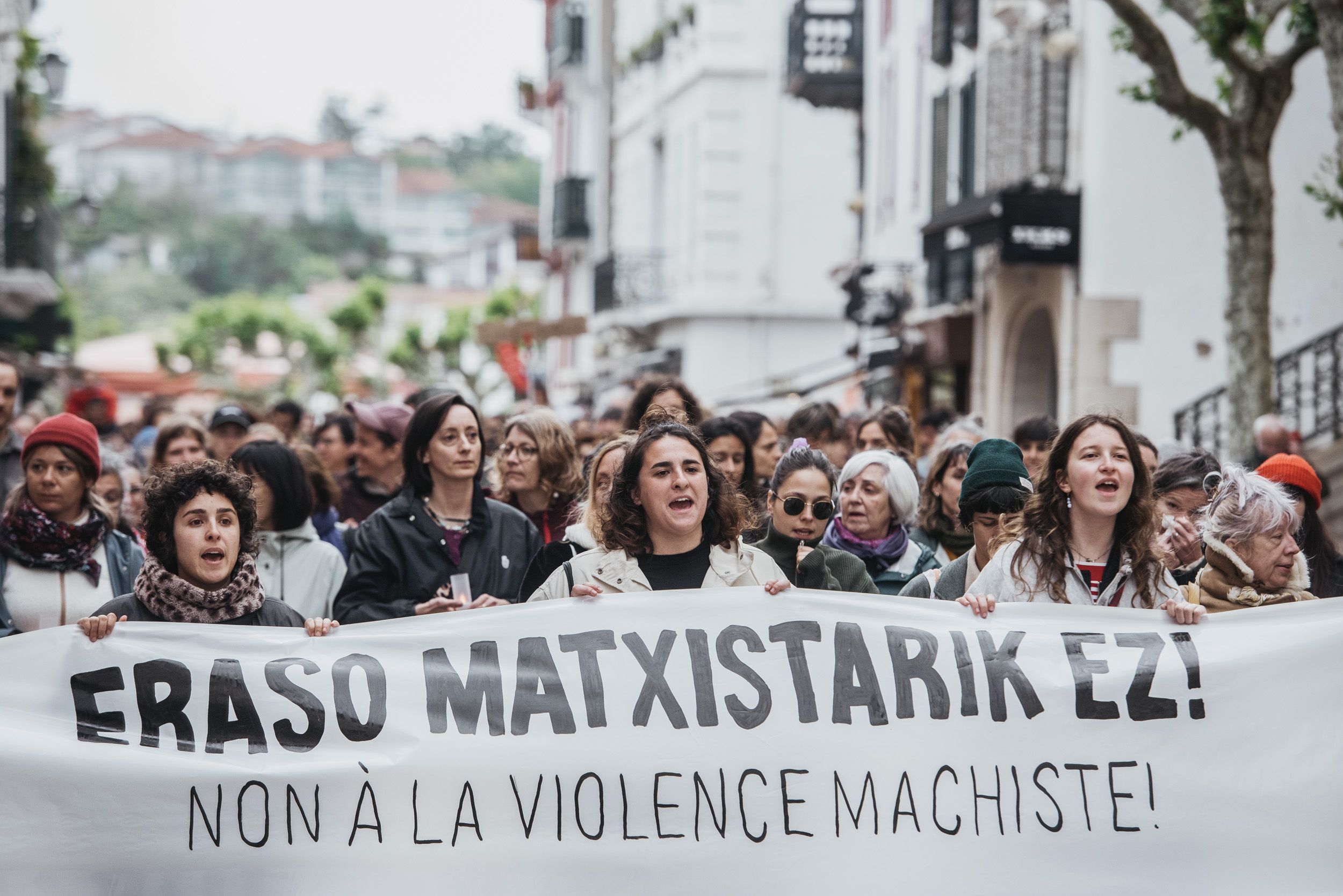 Hilketa matxista salatzeko manifestazioa, gaur, Donibane Lohizunen. GUILLAUME FAUVEAU