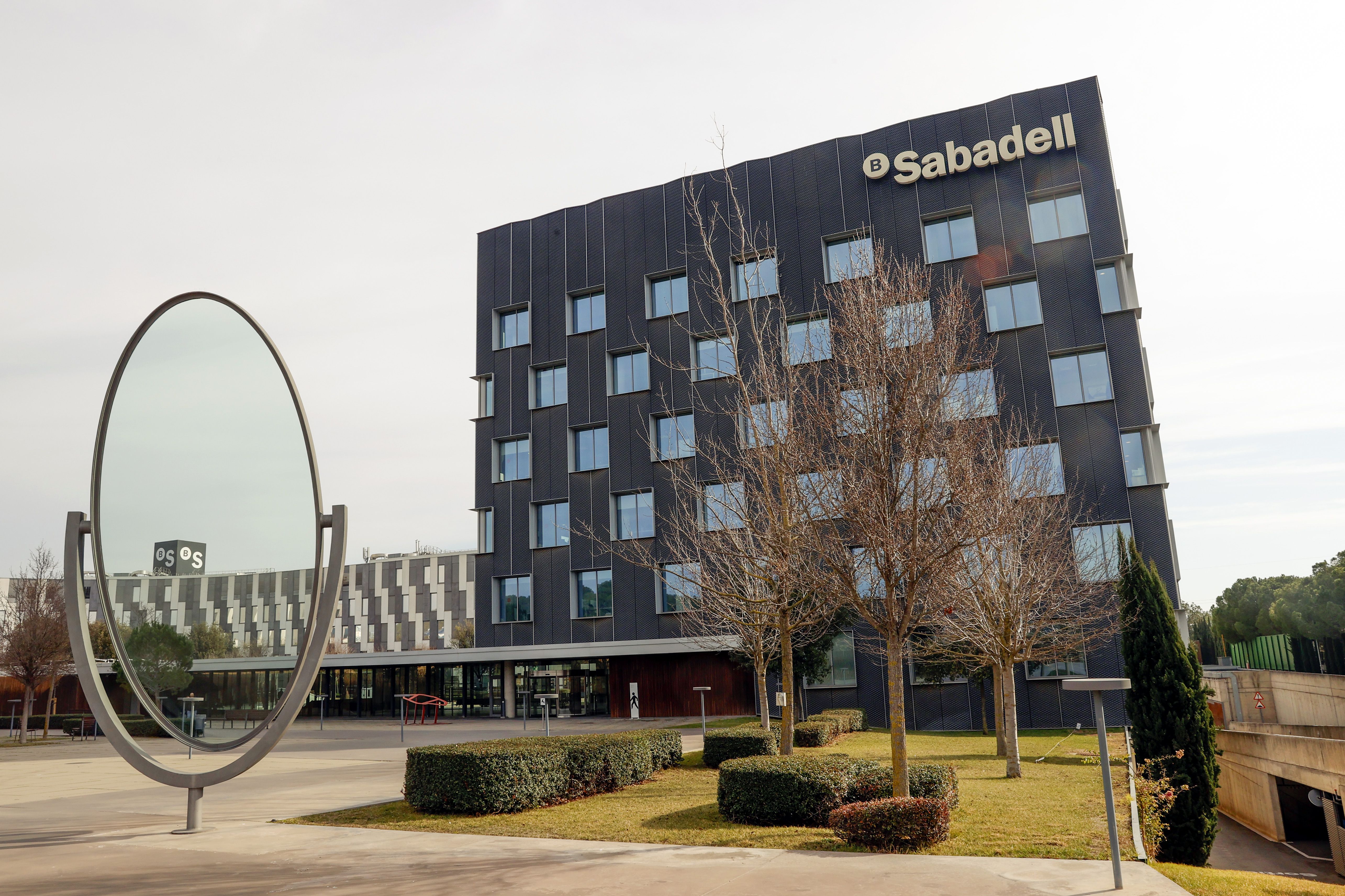 Sabadell bankuaren egoitza, Sant Cugaten (Herrialde Katalanak). TONI ALBIR /EFE