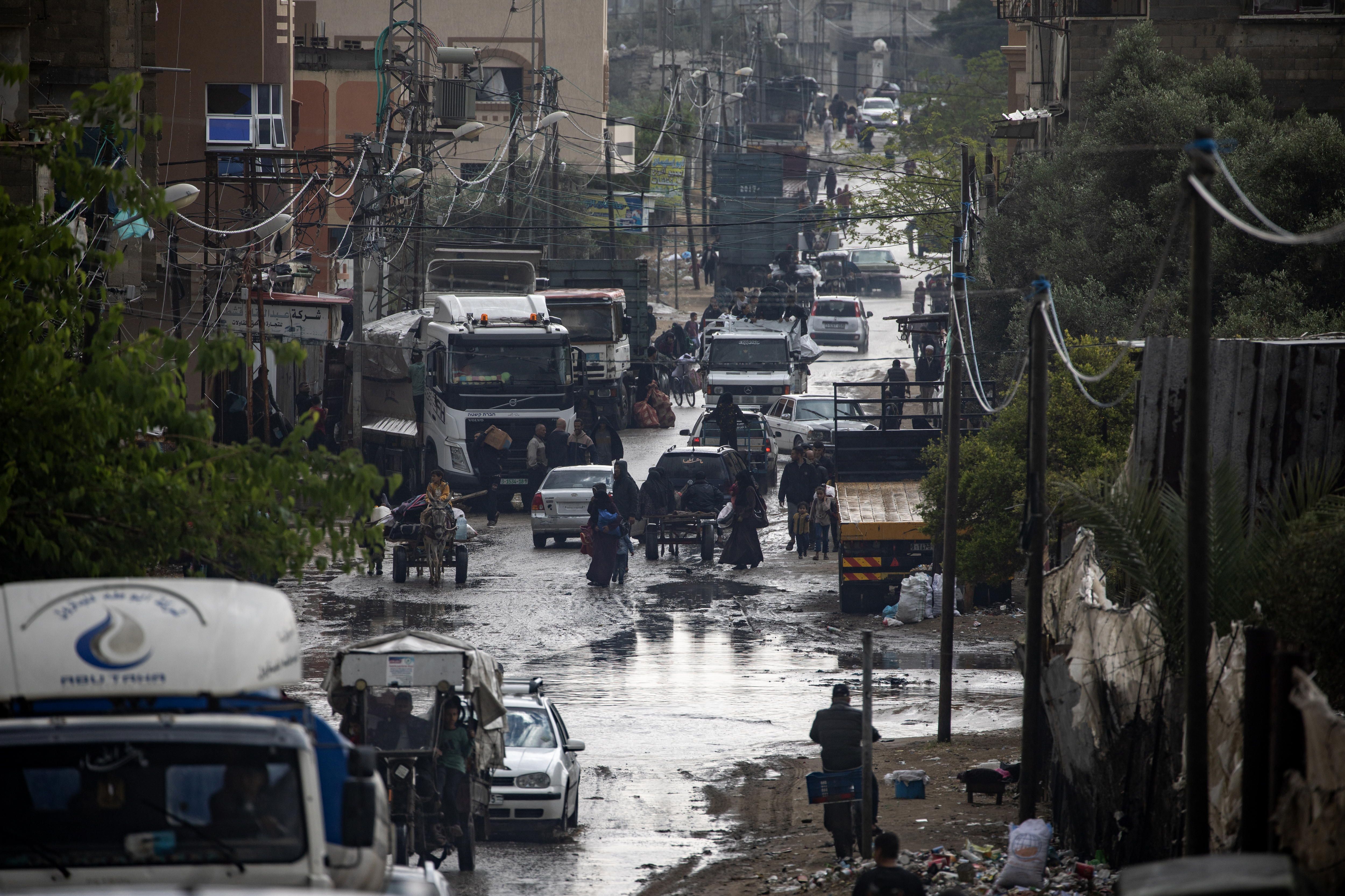 Rafahko palestinarrak hiritik irteten, atzo. HAITHAM IMAD/EFE