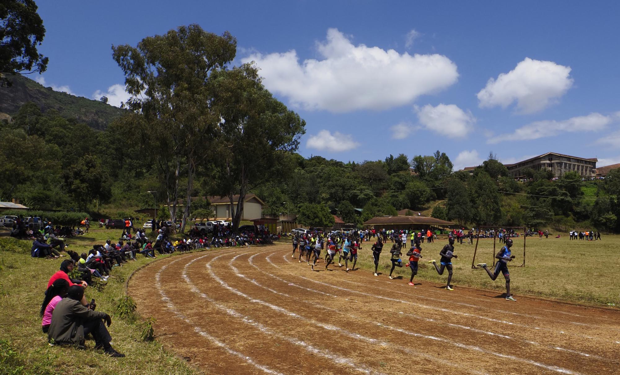 Lasterketa bat Tambacheko atletismo pistan, Itenetik gertu (Kenya). AITOR GARMENDIA ETXEBERRIA
