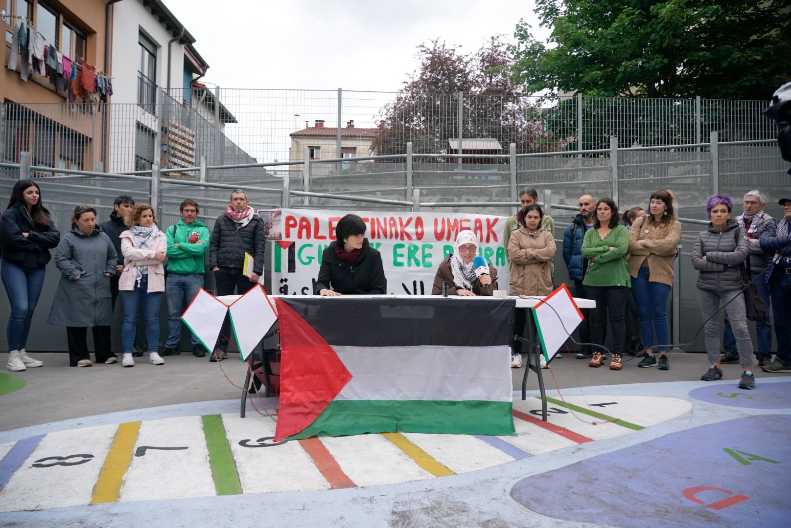 Palestinako umeen aldeko prentsaurrekoa, gaur, Gasteizen. ENDIKA PORTILLO/ FOKU